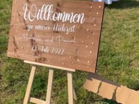 Willkommensschild Schild Willkommen Hochzeit wedding Namen Liebe love Datum personalisiert personalized Wunsch wish Herzen Holz Holzschild Hochzeitsschild Pärchen Braut Bräutigam Nussbaum Eiche Staffelei