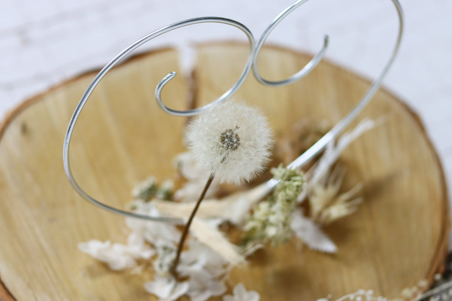 Ringhalter Dandelion Wunsch wish Pusteblume Wunscherfüller Hochzeit wedding Brautpaar Ringträger Schmuckhalter Eheringe Hochzeitsringe Baumscheibe Holz Trockenblumen driedflowers decoration Deko homedeco handmade handgefertigt schönstertag Birke Holzscheibe wood nature Natur