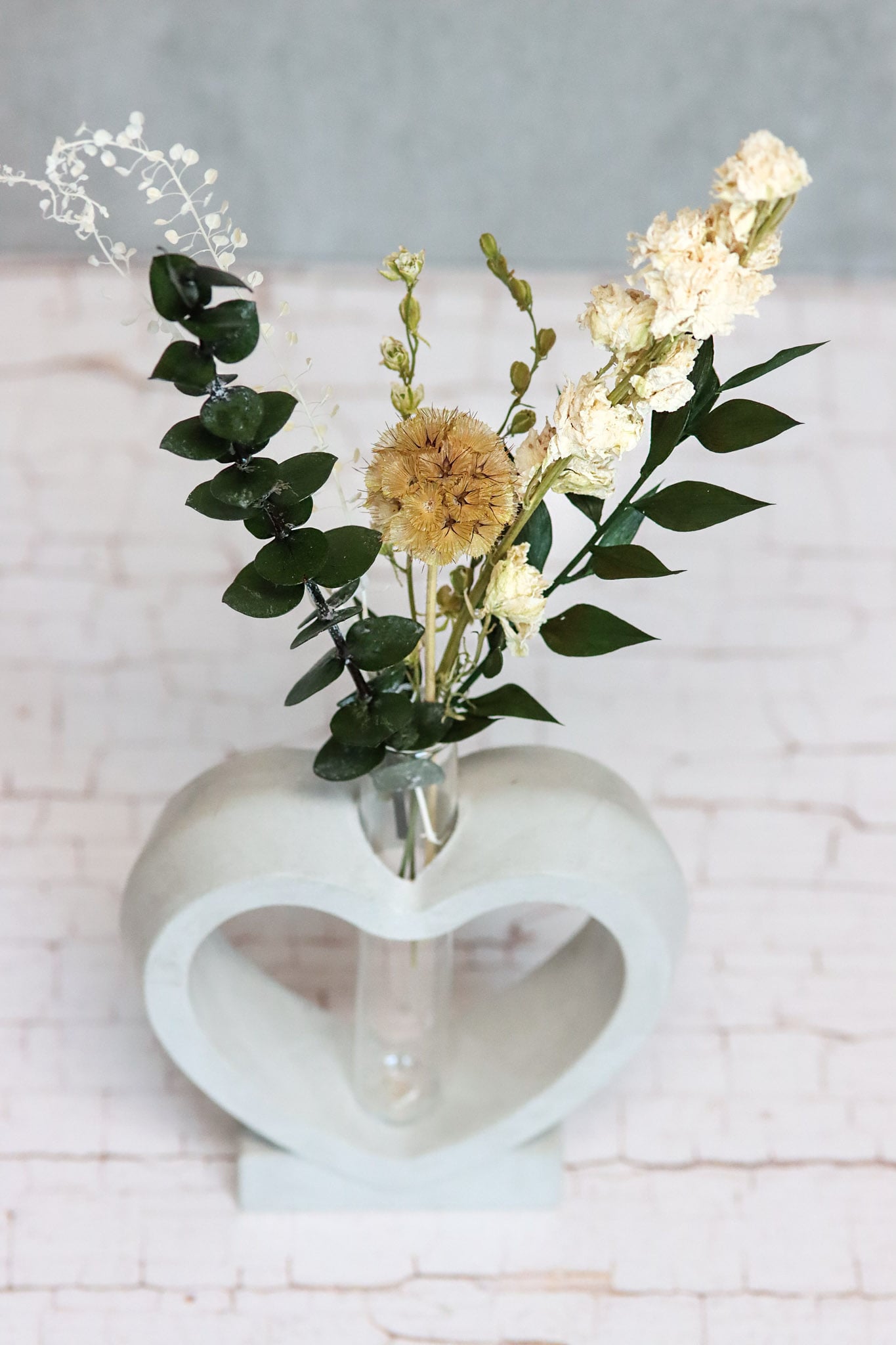 Betonherz Beton Herzform heartshaped Trockenblumen driedflowers handgefertigt Blumenstrauß Strauß handmade Eukalyptus homedeco decoration Deko heart Herz Wohnung Küche