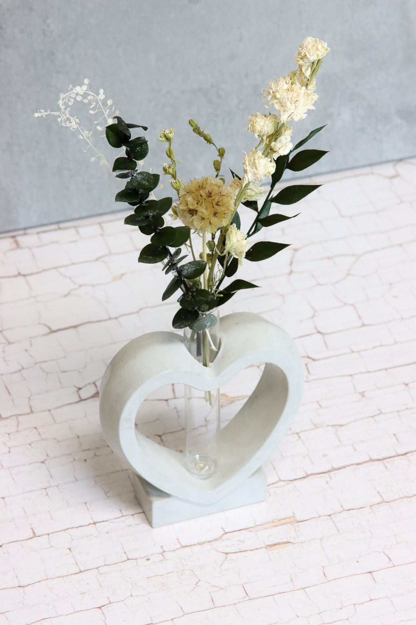 Betonherz Beton Herzform heartshaped Trockenblumen driedflowers handgefertigt Blumenstrauß Strauß handmade Eukalyptus homedeco decoration Deko heart Herz Wohnung Küche