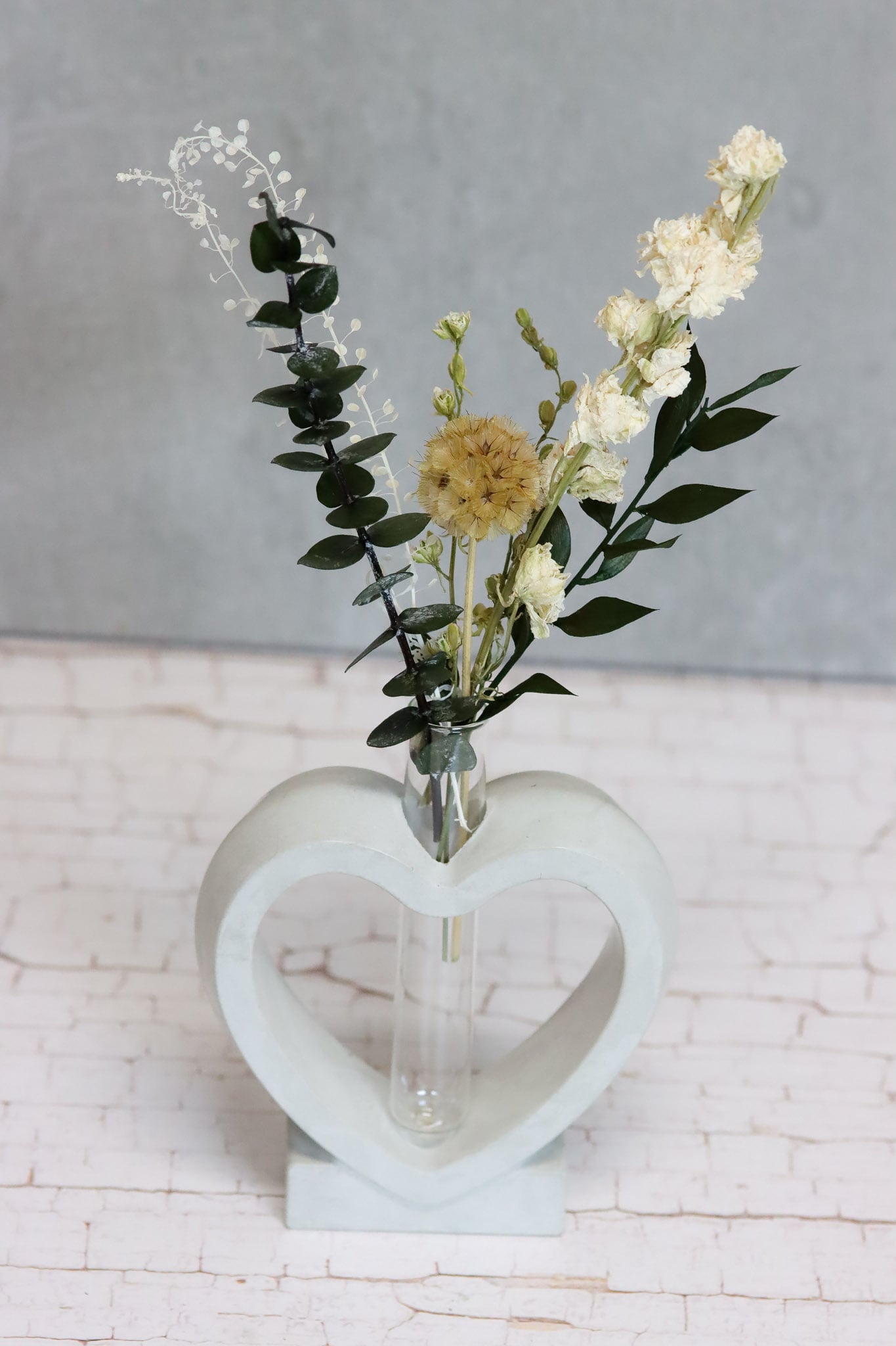 Betonherz Beton Herzform heartshaped Trockenblumen driedflowers handgefertigt Blumenstrauß Strauß handmade Eukalyptus homedeco decoration Deko heart Herz Wohnung Küche