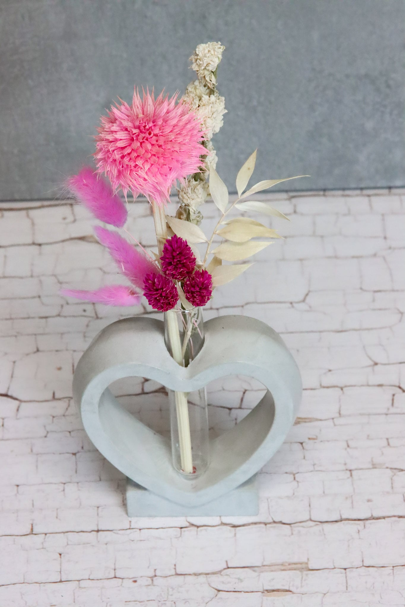 Beton Herz heart heartshaped Herzform Betonherz Blumenstrauß Strauß driedflowers pink rosa Trockenblumen decoration Deko homedeco Wohnung Küche girly Blumen flowers flamingo