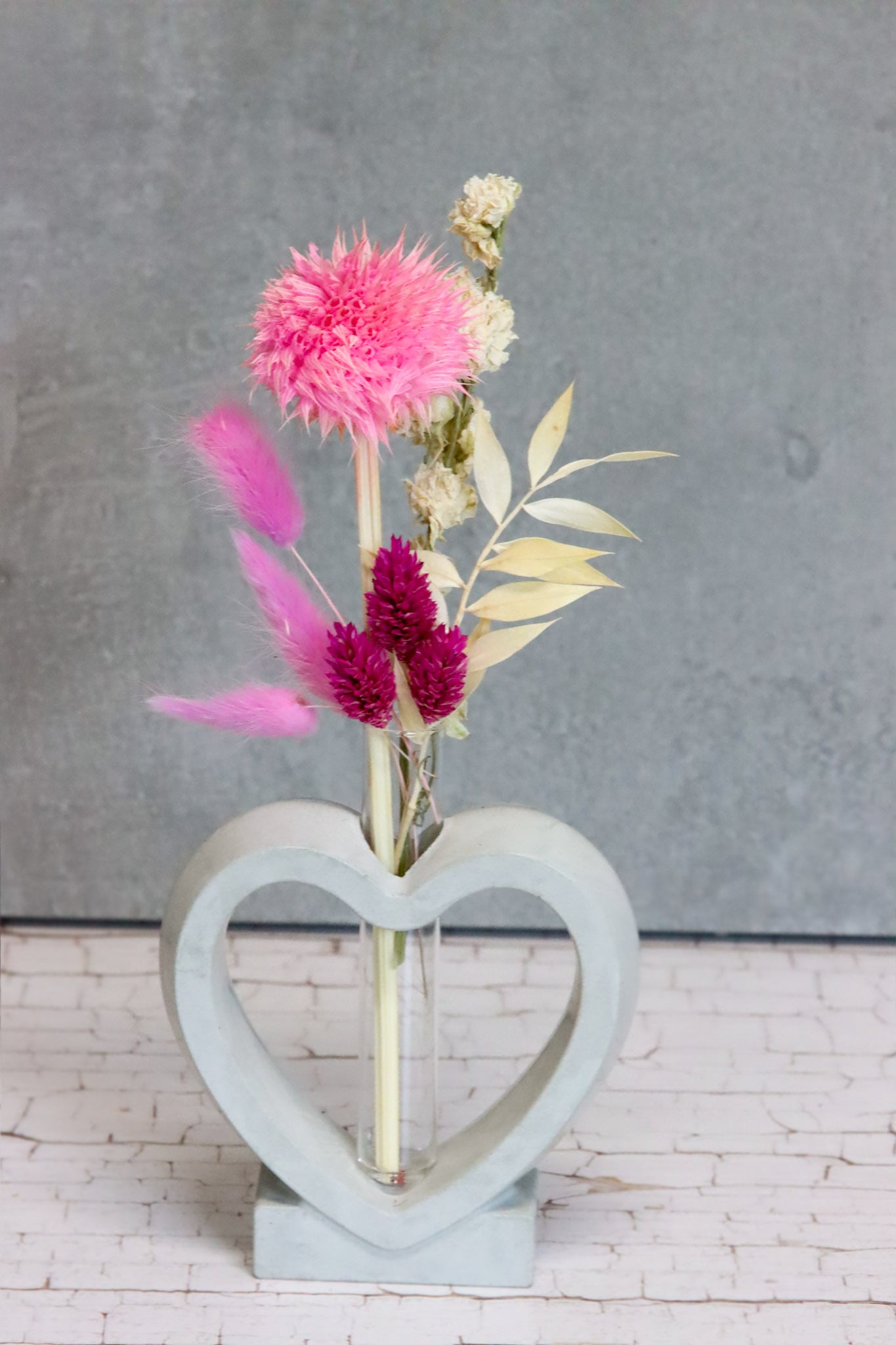 Beton Herz heart heartshaped Herzform Betonherz Blumenstrauß Strauß driedflowers pink rosa Trockenblumen decoration Deko homedeco Wohnung Küche girly Blumen flowers flamingo