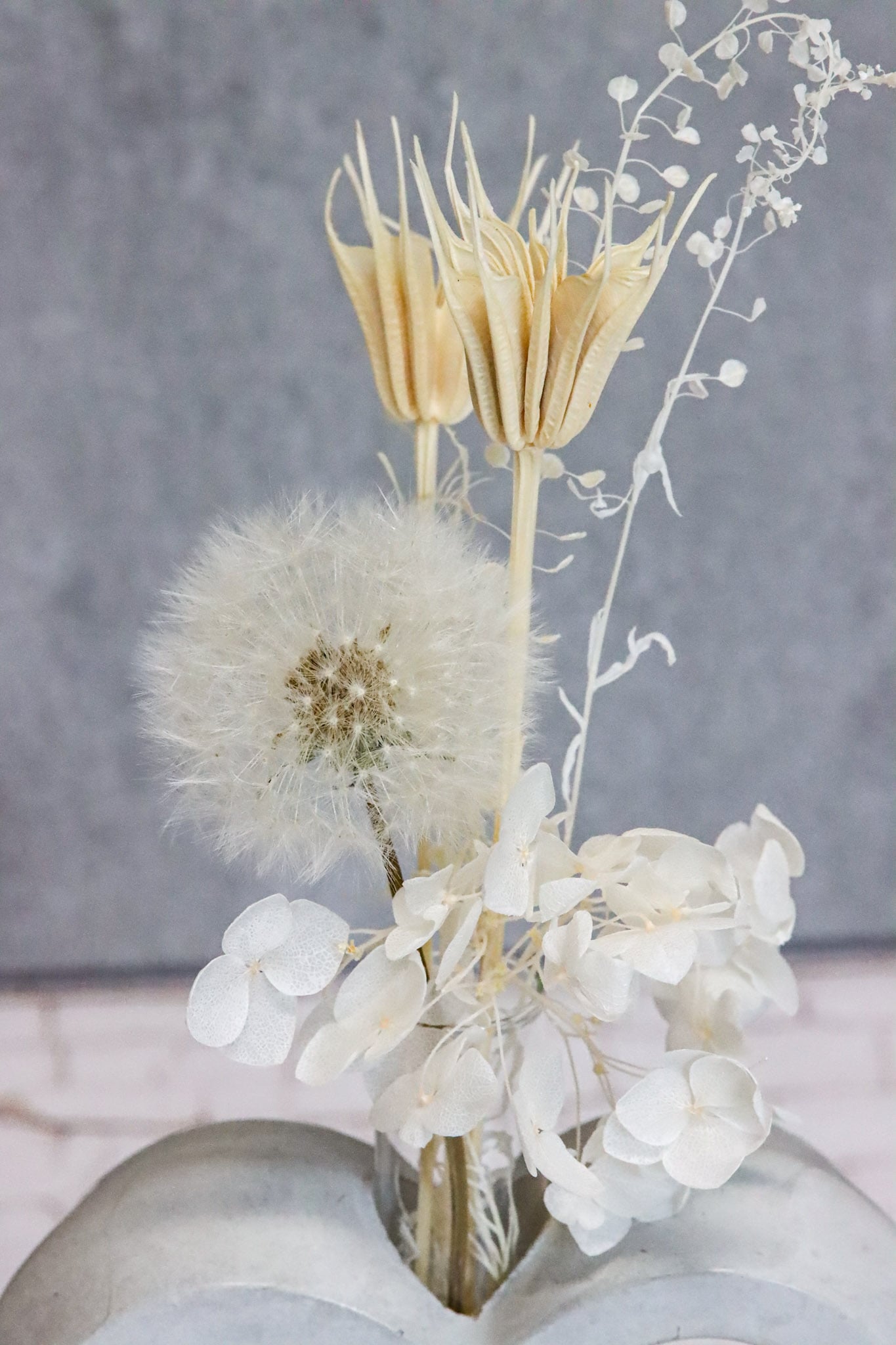 Betonherz Beton Herzform heartshaped Trockenblumen driedflowers handgefertigt Blumenstrauß Strauß handmade Pusteblume Dandelion homedeco decoration wedding Hochzeit Deko heart Herz Wohnung Küche