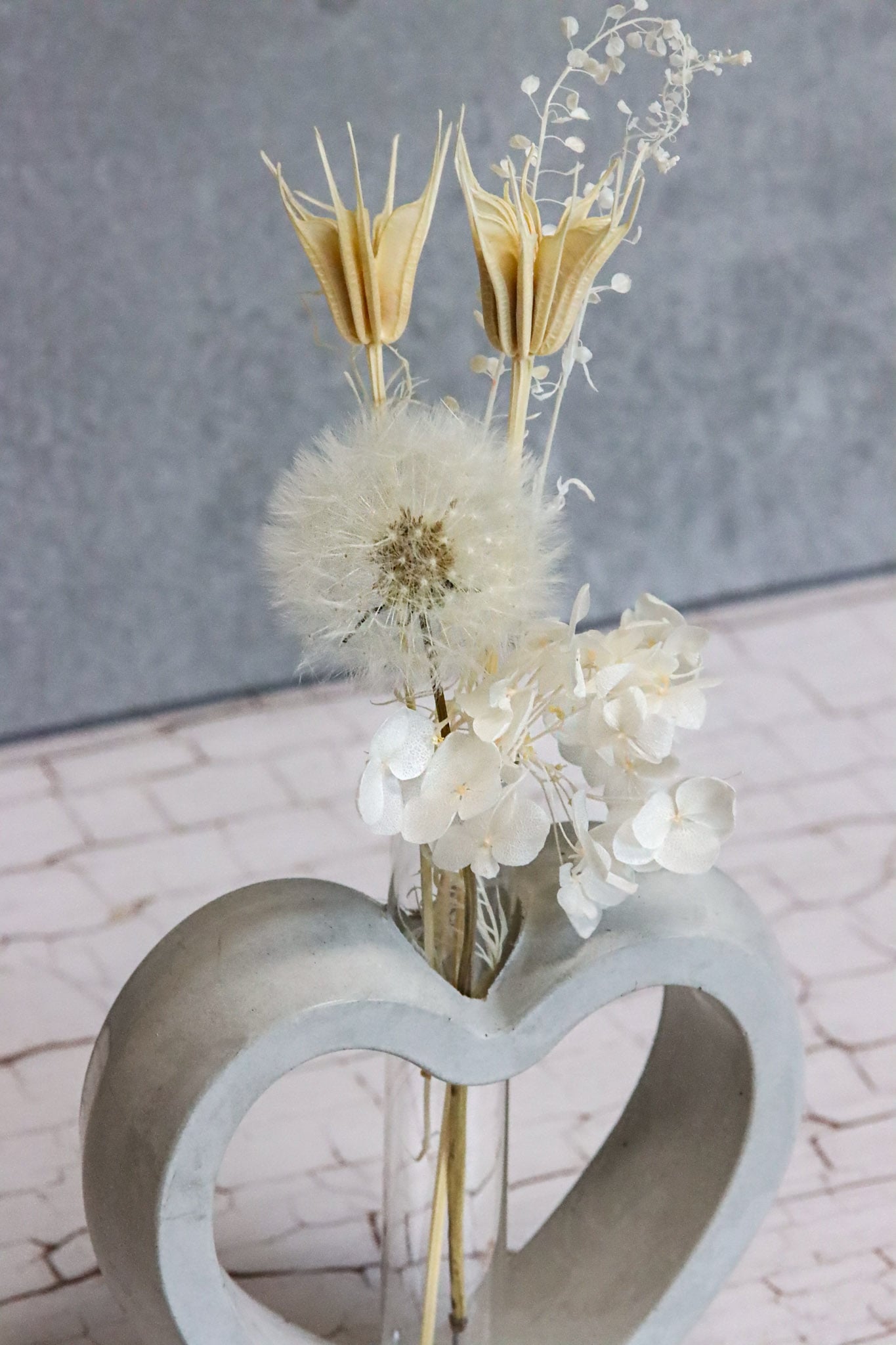 Betonherz Beton Herzform heartshaped Trockenblumen driedflowers handgefertigt Blumenstrauß Strauß handmade Pusteblume Dandelion homedeco decoration wedding Hochzeit Deko heart Herz Wohnung Küche