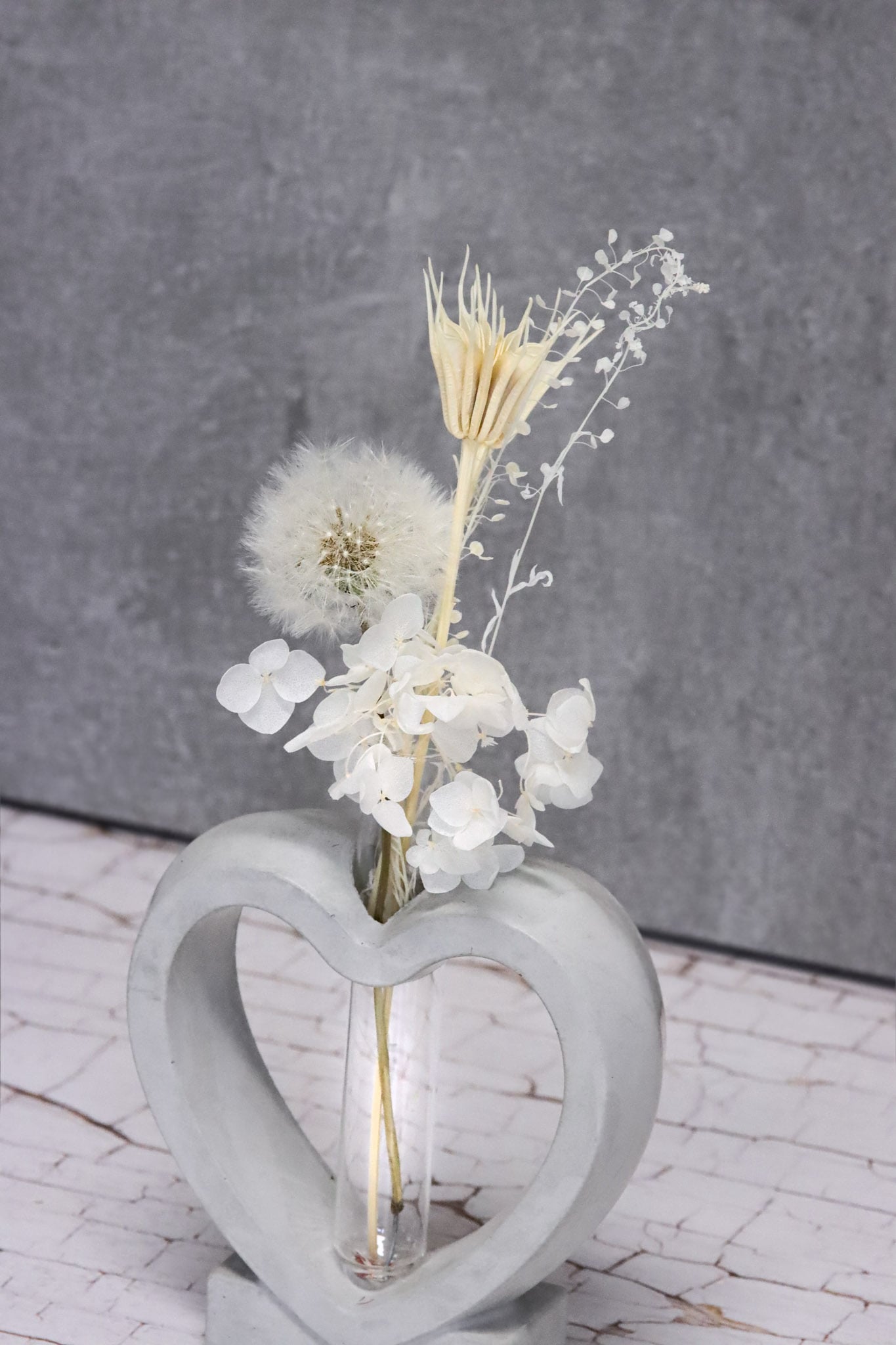 Betonherz Beton Herzform heartshaped Trockenblumen driedflowers handgefertigt Blumenstrauß Strauß handmade Pusteblume Dandelion homedeco decoration wedding Hochzeit Deko heart Herz Wohnung Küche