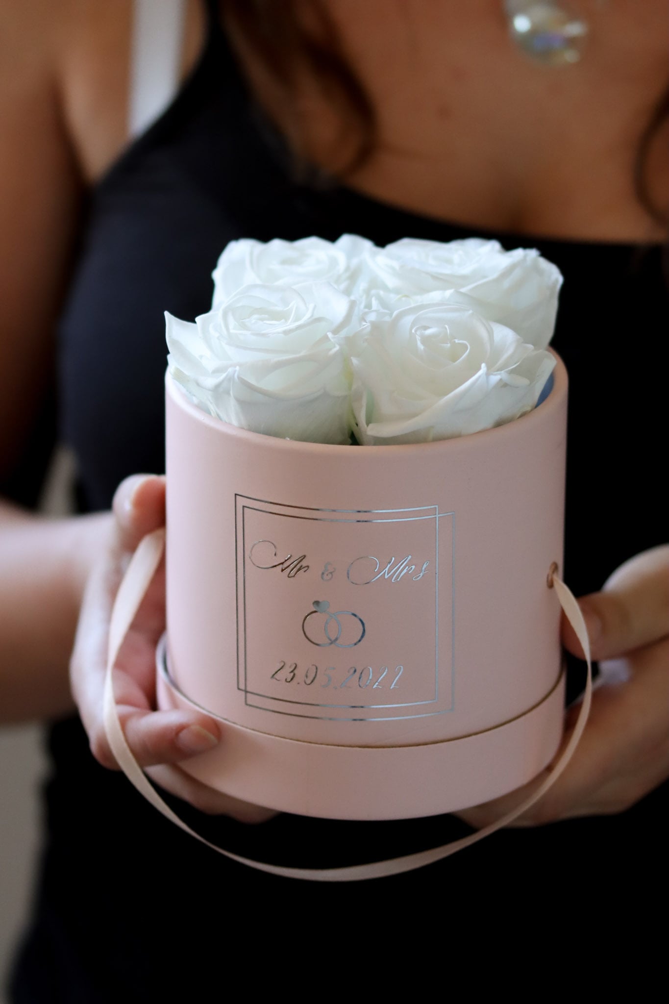 Rosenbox weiß white snowwhite MrMrs Wedding Hochzeit Box Geschenkbox Valentinstag Valentinesday Infinityrose infinity rose roses Geschenkidee Freundin girlfriend Geburtstag Design personalisiert Personalisierung personalized Name Text Spruch quote Datum Gedicht traumhaft Kunst art elegant aesthetic rund rosa ewigerose girly longlive langlebig