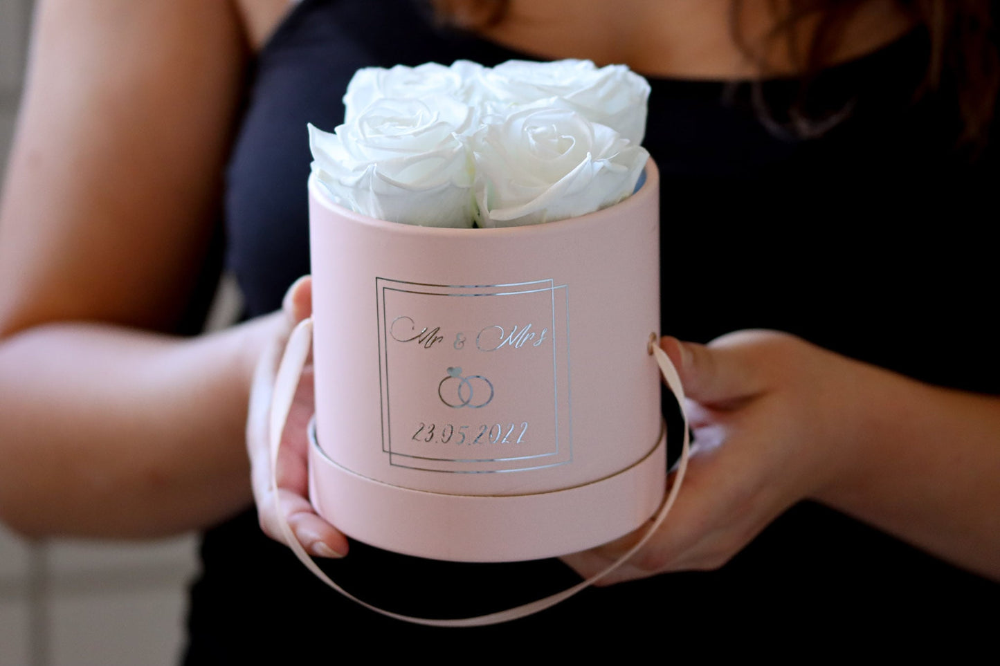 Rosenbox weiß white snowwhite MrMrs Wedding Hochzeit Box Geschenkbox Valentinstag Valentinesday Infinityrose infinity rose roses Geschenkidee Freundin girlfriend Geburtstag Design personalisiert Personalisierung personalized Name Text Spruch quote Datum Gedicht traumhaft Kunst art elegant aesthetic rund rosa ewigerose girly longlive langlebig