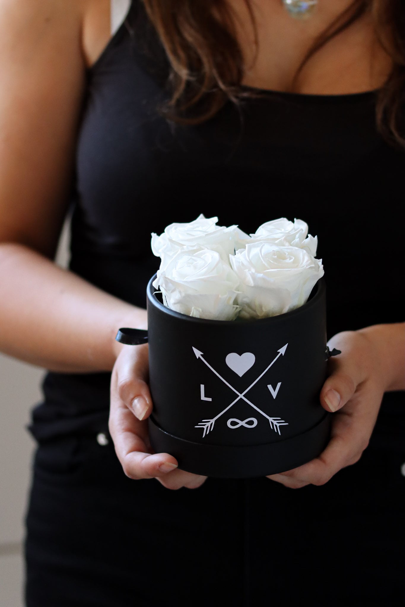 Rosenbox weiß snowwhite whiteroses lovearrow Liebespfeil Initialien Pärchen cupid Box Geschenkbox Valentinstag Valentinesday Infinityrose infinity rose roses Geschenkidee Freundin girlfriend Geburtstag Design personalisiert Personalisierung personalized Name Text Spruch quote Datum Gedicht traumhaft Kunst art elegant aesthetic rund blackandwhite ewigerose girly longlive langlebig Muttertag Mutter Braut Brautjunger Hochzeitgeschenk  