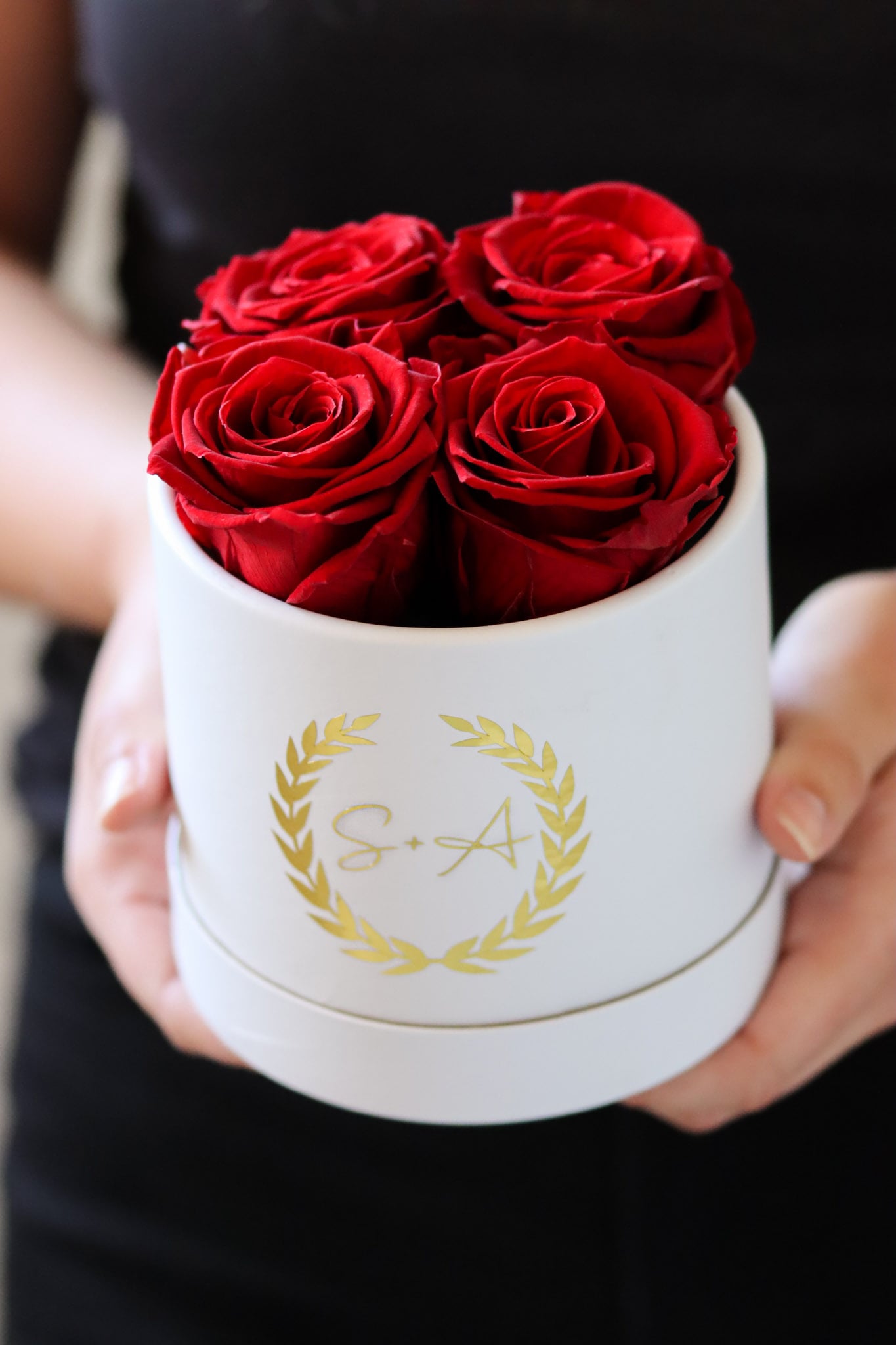 Rosenbox rot red royalred redroses Initialien Pärchen Lorbeerkranz Box Geschenkbox Valentinstag Valentinesday Infinityrose infinity rose roses Geschenkidee Freundin girlfriend Geburtstag Design personalisiert Personalisierung personalized Name Text Spruch quote Datum Gedicht traumhaft Kunst art elegant aesthetic rund weiß gold ewigerose girly longlive langlebig