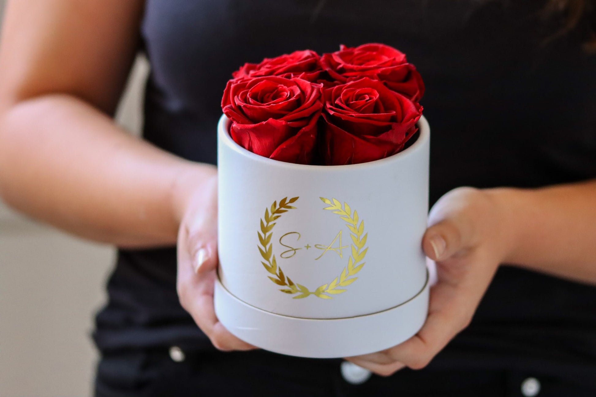 Rosenbox rot red royalred redroses Initialien Pärchen Lorbeerkranz Box Geschenkbox Valentinstag Valentinesday Infinityrose infinity rose roses Geschenkidee Freundin girlfriend Geburtstag Design personalisiert Personalisierung personalized Name Text Spruch quote Datum Gedicht traumhaft Kunst art elegant aesthetic rund weiß gold ewigerose girly longlive langlebig Muttertag Mutter Braut Brautjunger Hochzeitgeschenk  