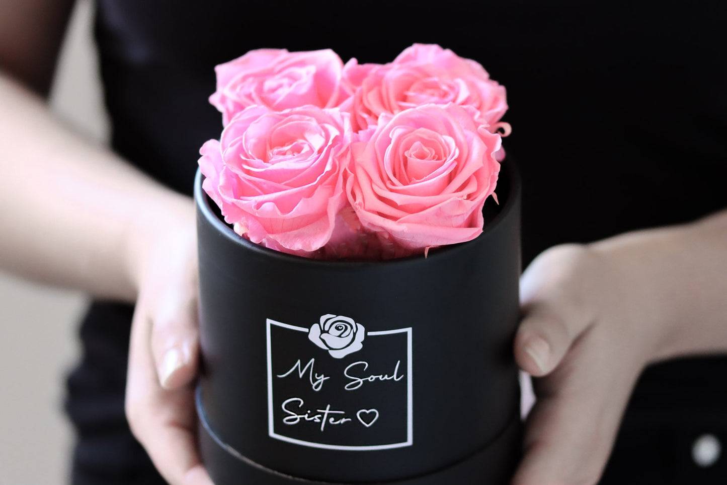 Rosenbox rosa pink dreampink Mysoulsister Seelenschwester Soulsister Box Geschenkbox Valentinstag Valentinesday Infinityrose infinity rose roses Geschenkidee Freundin girlfriend Geburtstag Design personalisiert Personalisierung personalized Name Text Spruch quote Datum Gedicht traumhaft Kunst art elegant aesthetic rund blackandwhite ewigerose girly longlive langlebig