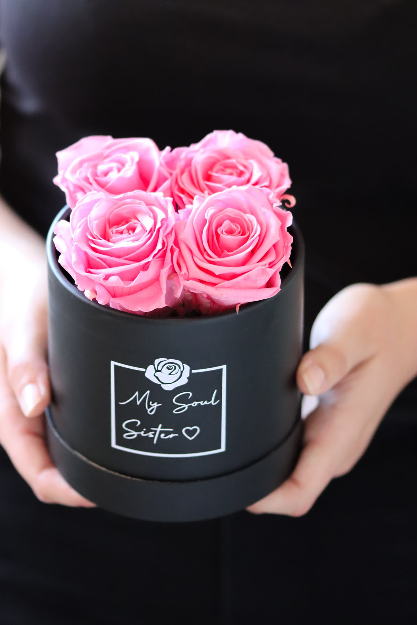 Rosenbox rosa pink dreampink Mysoulsister Seelenschwester Soulsister Box Geschenkbox Valentinstag Valentinesday Infinityrose infinity rose roses Geschenkidee Freundin girlfriend Geburtstag Design personalisiert Personalisierung personalized Name Text Spruch quote Datum Gedicht traumhaft Kunst art elegant aesthetic rund blackandwhite ewigerose girly longlive langlebig Hochzeit Brautjungfer Mutter