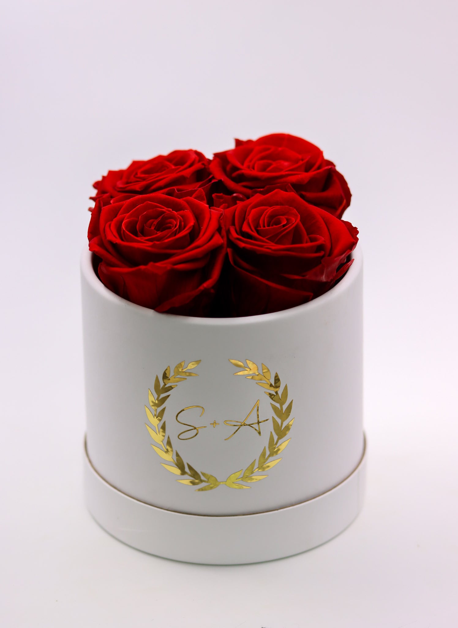 Rosenbox rot red royalred redroses Initialien Pärchen Lorbeerkranz Box Geschenkbox Valentinstag Valentinesday Infinityrose infinity rose roses Geschenkidee Freundin girlfriend Geburtstag Design personalisiert Personalisierung personalized Name Text Spruch quote Datum Gedicht traumhaft Kunst art elegant aesthetic rund weiß gold ewigerose girly longlive langlebig Muttertag Mutter Braut Brautjunger Hochzeitgeschenk  