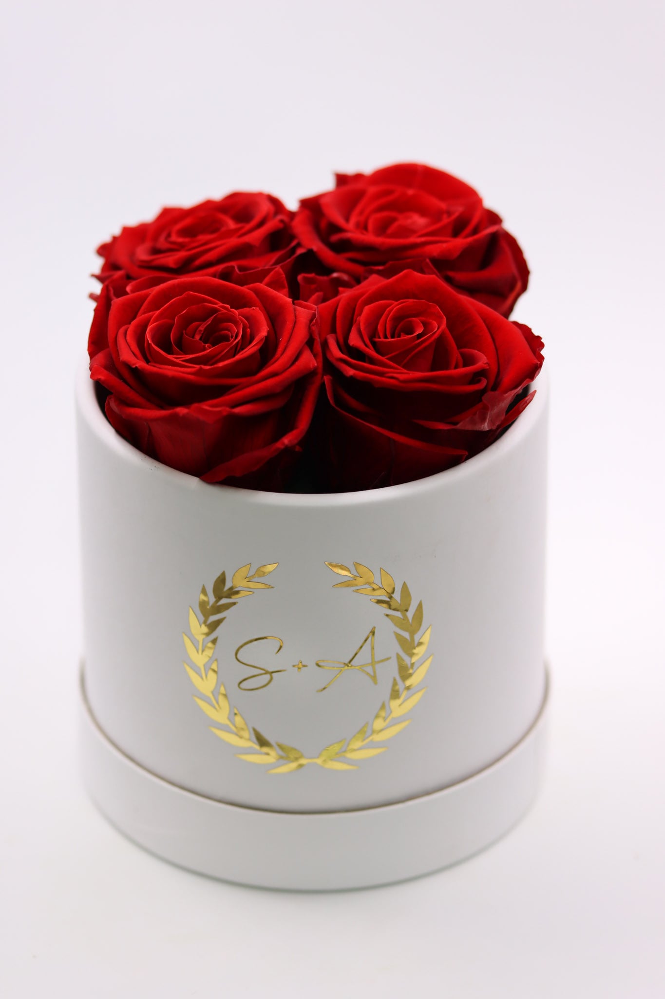 Rosenbox rot red royalred redroses Initialien Pärchen Lorbeerkranz Box Geschenkbox Valentinstag Valentinesday Infinityrose infinity rose roses Geschenkidee Freundin girlfriend Geburtstag Design personalisiert Personalisierung personalized Name Text Spruch quote Datum Gedicht traumhaft Kunst art elegant aesthetic rund weiß gold ewigerose girly longlive langlebig Muttertag Mutter Braut Brautjunger Hochzeitgeschenk  