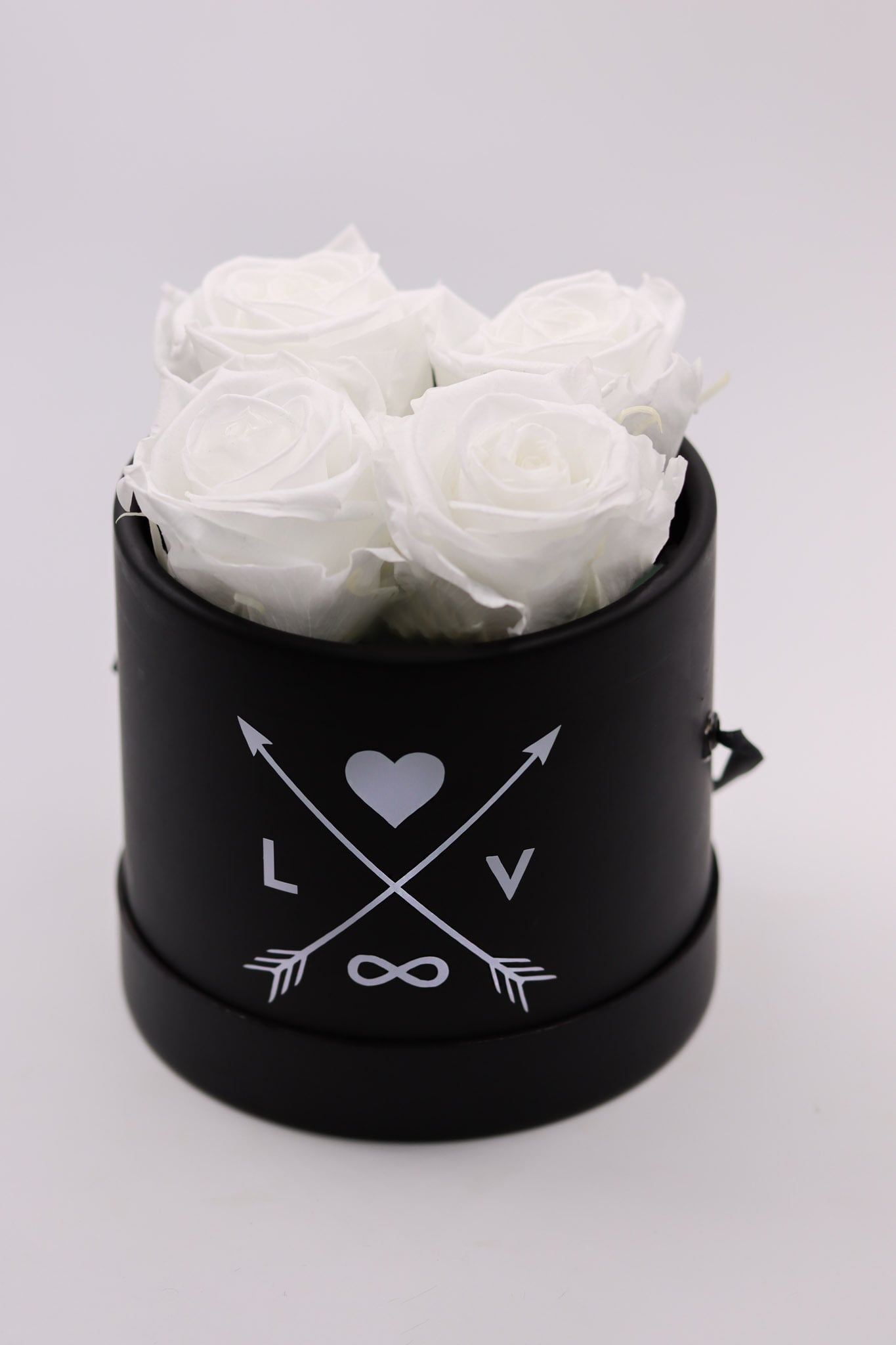 Rosenbox weiß snowwhite whiteroses lovearrow Liebespfeil Initialien Pärchen cupid Box Geschenkbox Valentinstag Valentinesday Infinityrose infinity rose roses Geschenkidee Freundin girlfriend Geburtstag Design personalisiert Personalisierung personalized Name Text Spruch quote Datum Gedicht traumhaft Kunst art elegant aesthetic rund blackandwhite ewigerose girly longlive langlebig