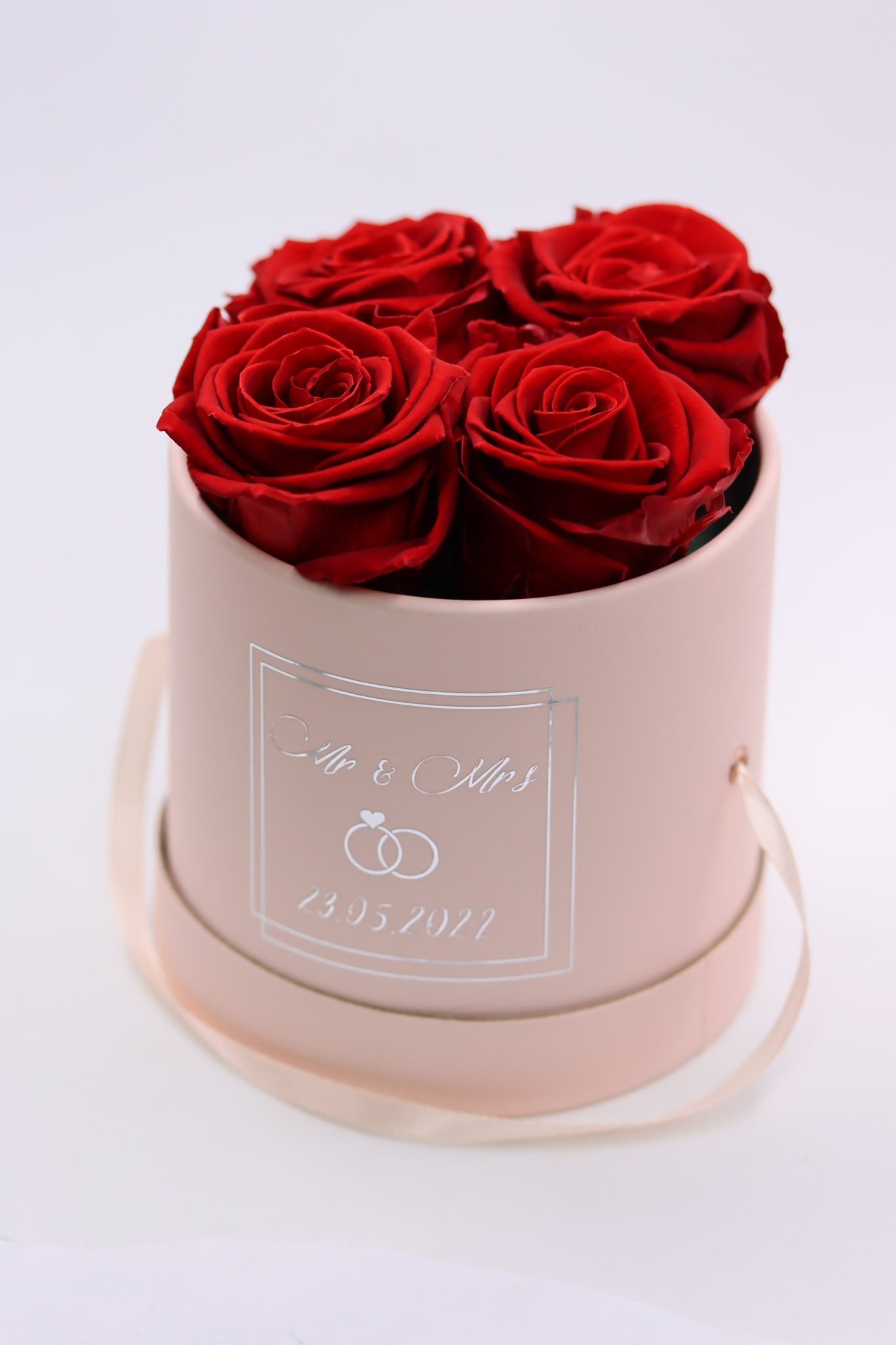 Rosenbox rot red royalred MrMrs Wedding Hochzeit Box Geschenkbox Valentinstag Valentinesday Infinityrose infinity rose roses Geschenkidee Freundin girlfriend Geburtstag Design personalisiert Personalisierung personalized Name Text Spruch quote Datum Gedicht traumhaft Kunst art elegant aesthetic rund rosa ewigerose girly longlive langlebig