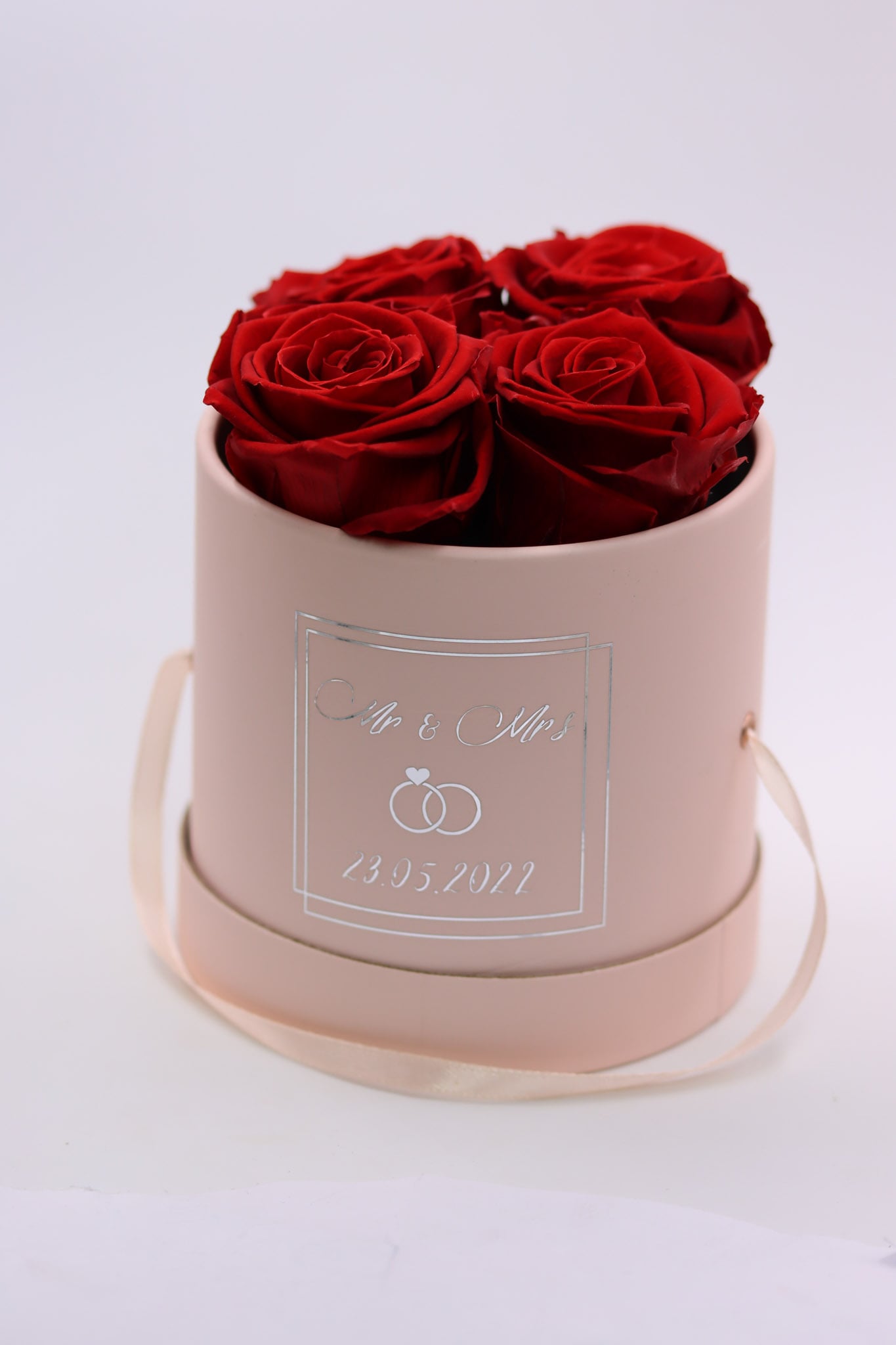 Rosenbox rot red royalred MrMrs Wedding Hochzeit Box Geschenkbox Valentinstag Valentinesday Infinityrose infinity rose roses Geschenkidee Freundin girlfriend Geburtstag Design personalisiert Personalisierung personalized Name Text Spruch quote Datum Gedicht traumhaft Kunst art elegant aesthetic rund rosa ewigerose girly longlive langlebig