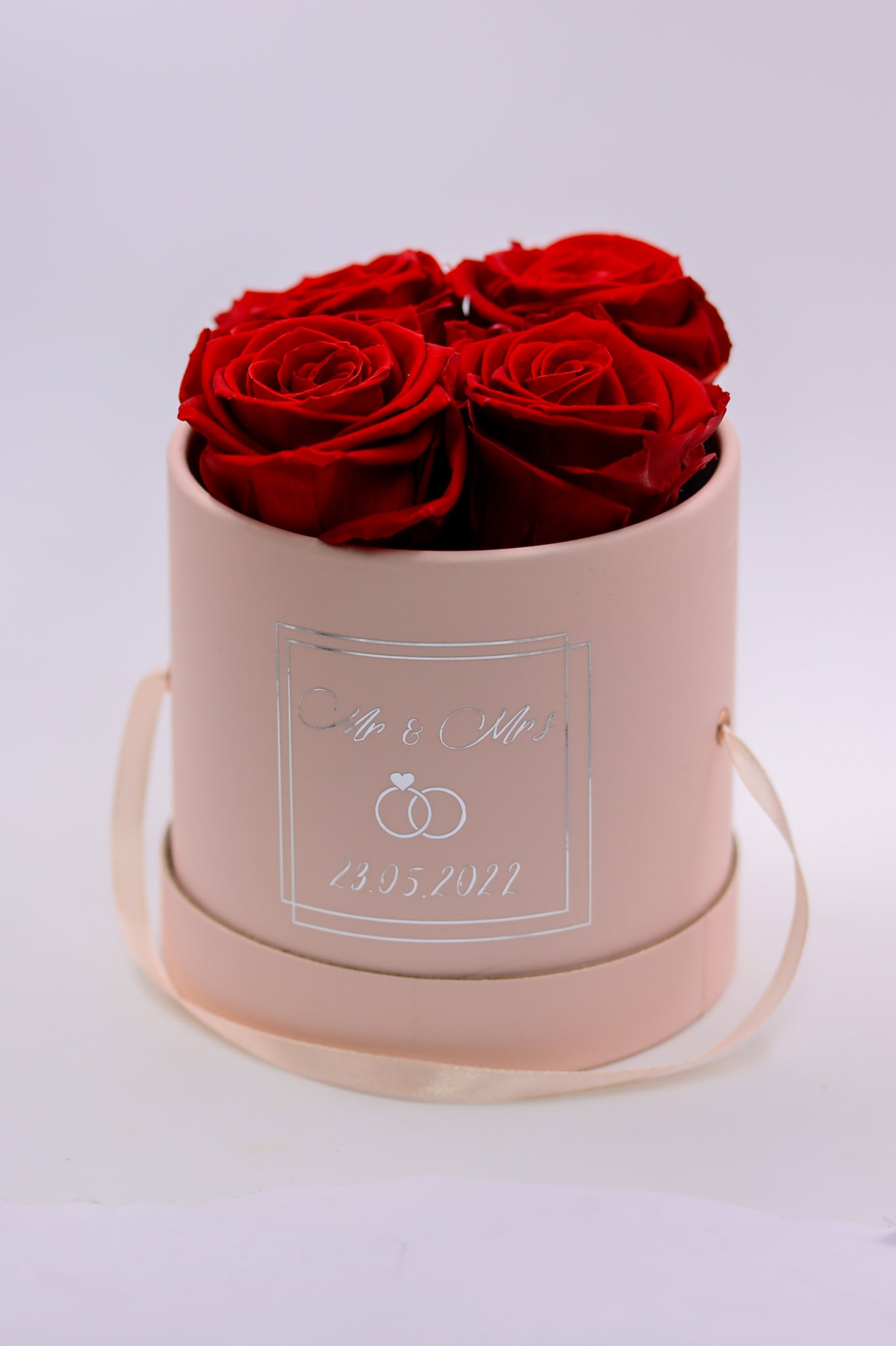 Rosenbox rot red royalred MrMrs Wedding Hochzeit Box Geschenkbox Valentinstag Valentinesday Infinityrose infinity rose roses Geschenkidee Freundin girlfriend Geburtstag Design personalisiert Personalisierung personalized Name Text Spruch quote Datum Gedicht traumhaft Kunst art elegant aesthetic rund rosa ewigerose girly longlive langlebig