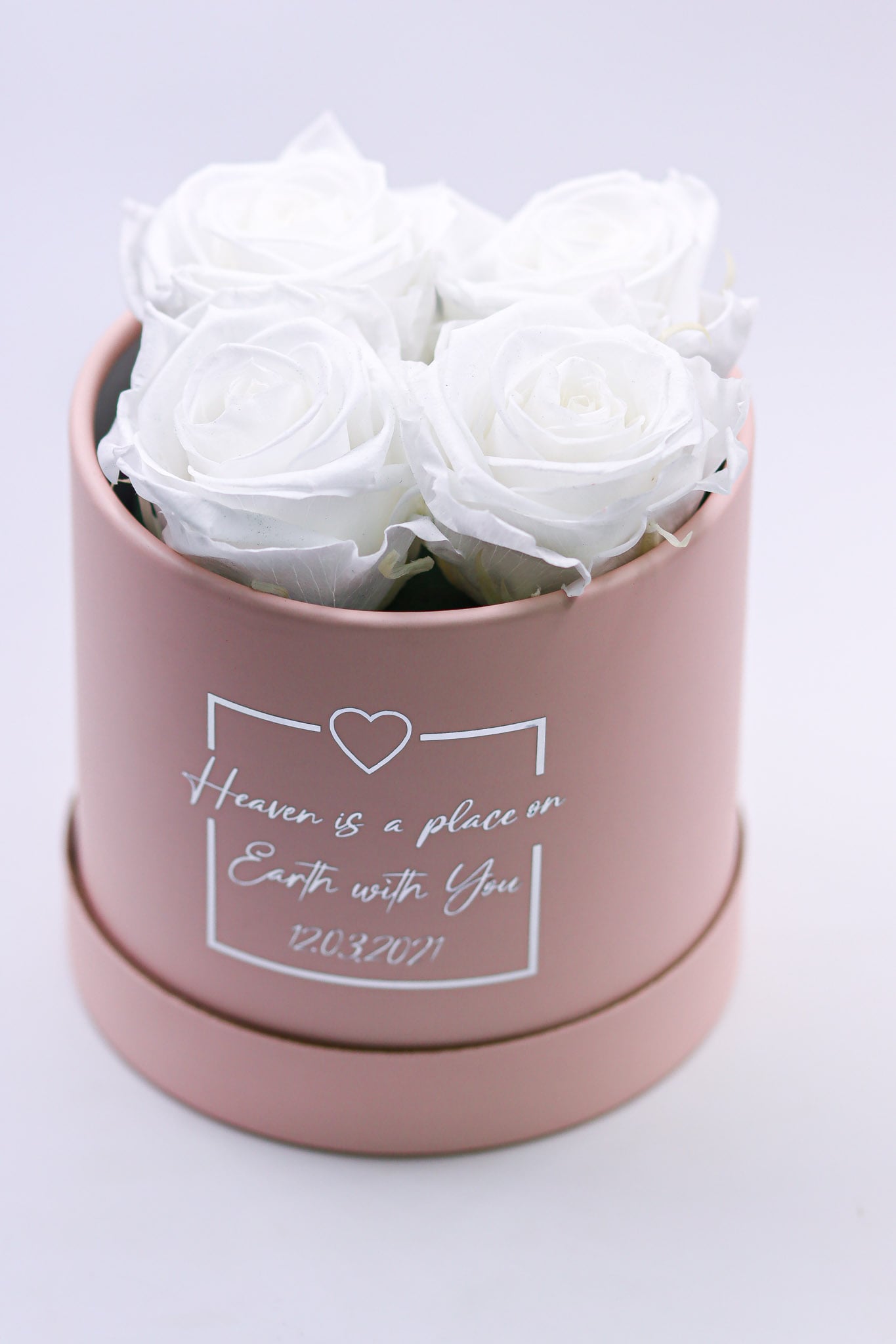 Rosenbox white weiß snowwhite Heavenwithyou Heaven Queendelrey Box Geschenkbox Valentinstag Valentinesday Infinityrose infinity rose roses Geschenkidee Freundin girlfriend Geburtstag Design personalisiert Personalisierung personalized Name Text Spruch quote Datum Gedicht traumhaft Kunst art elegant aesthetic rund rosa ewigerose girly longlive langlebig