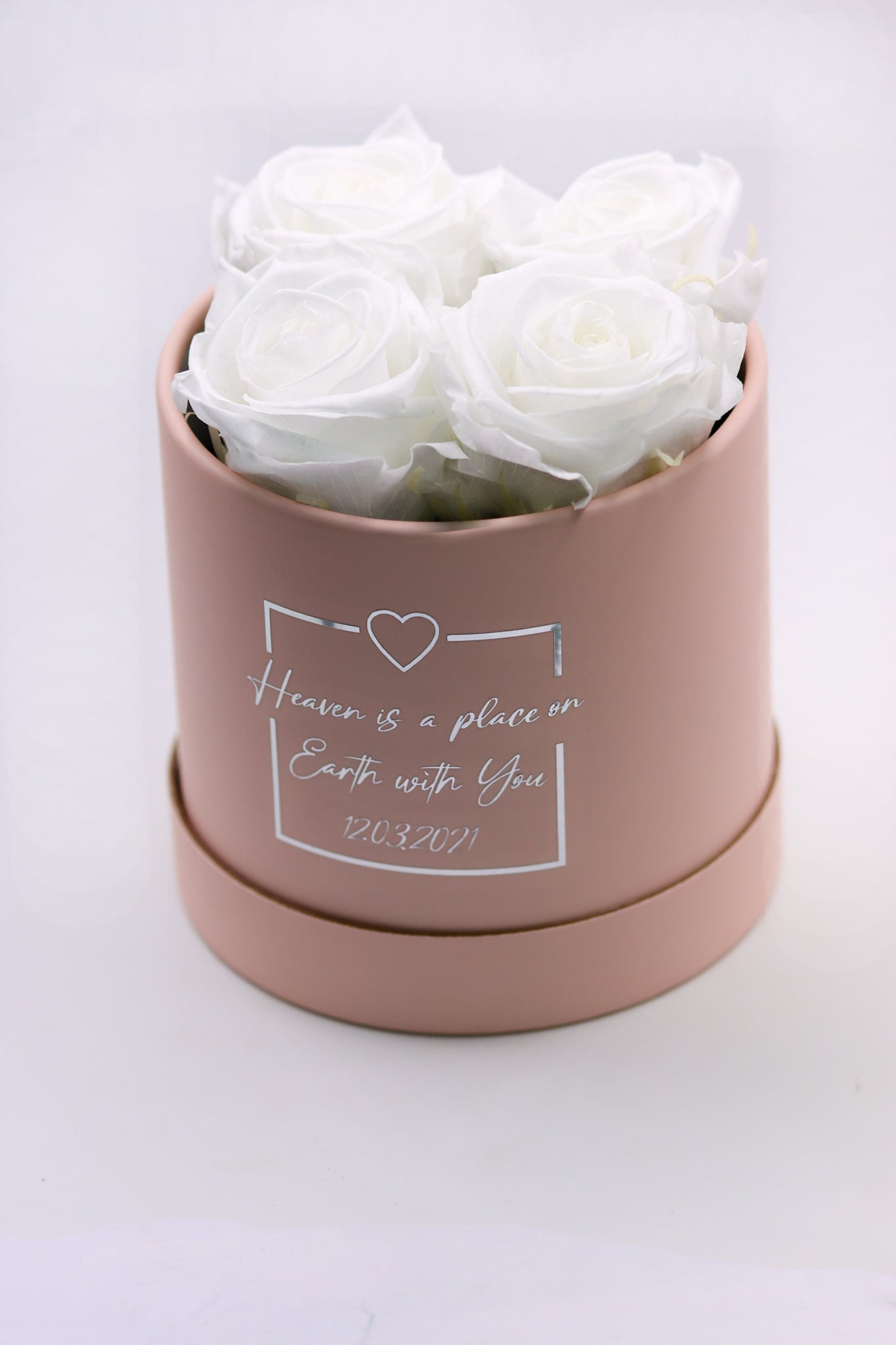 Rosenbox snowwhite whiteroses Heavenwithyou Heaven Queendelrey Box Geschenkbox Valentinstag Valentinesday Infinityrose infinity rose roses Geschenkidee Freundin girlfriend Geburtstag Design personalisiert Personalisierung personalized Name Text Spruch quote Datum Gedicht traumhaft Kunst art elegant aesthetic rund rosa ewigerose girly longlive langlebig Hochzeit Brautjungfer Mutter