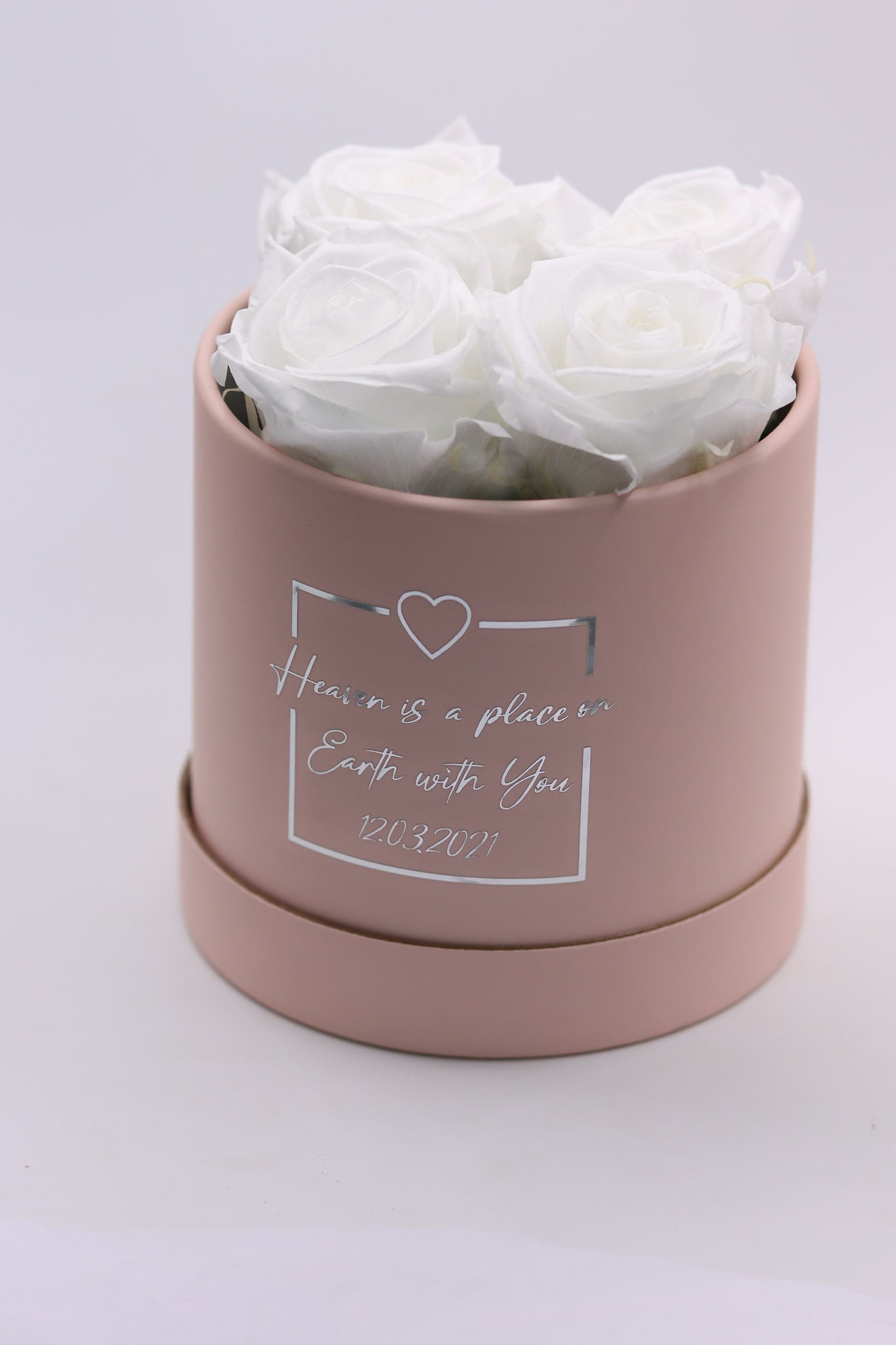 Rosenbox white weiß snowwhite Heavenwithyou Heaven Queendelrey Box Geschenkbox Valentinstag Valentinesday Infinityrose infinity rose roses Geschenkidee Freundin girlfriend Geburtstag Design personalisiert Personalisierung personalized Name Text Spruch quote Datum Gedicht traumhaft Kunst art elegant aesthetic rund rosa ewigerose girly longlive langlebig Muttertag Mutter Braut Brautjunger Hochzeitgeschenk  