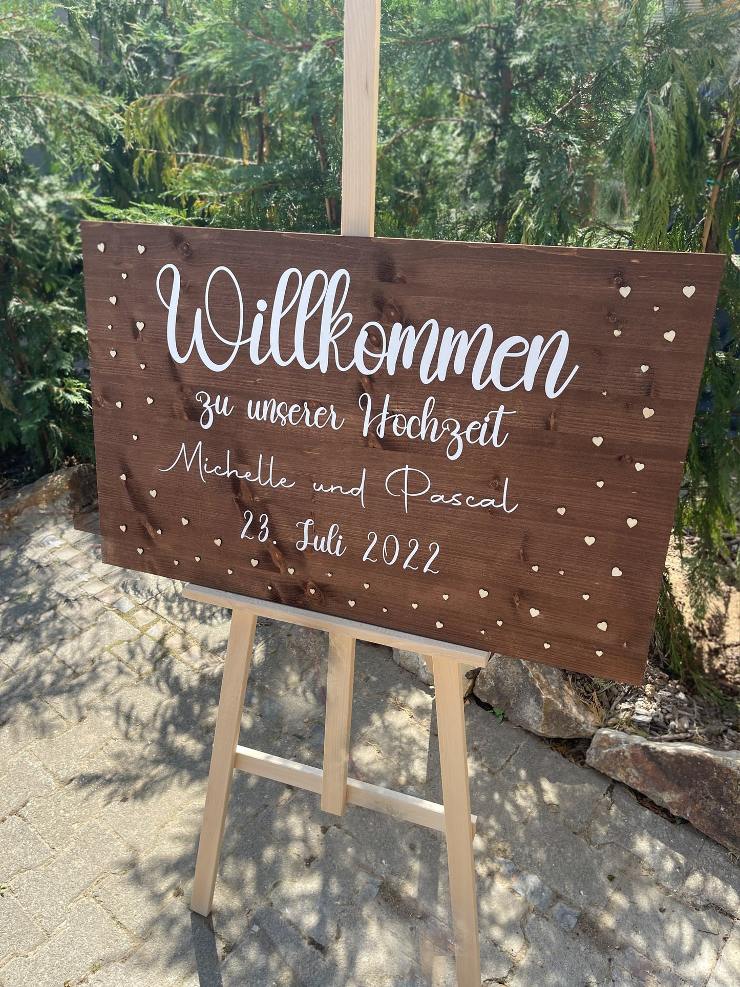 Willkommensschild Schild Willkommen Hochzeit wedding Namen Liebe love Datum personalisiert personalized Wunsch wish Herzen Holz Holzschild Hochzeitsschild Pärchen Braut Bräutigam Nussbaum Eiche Staffelei