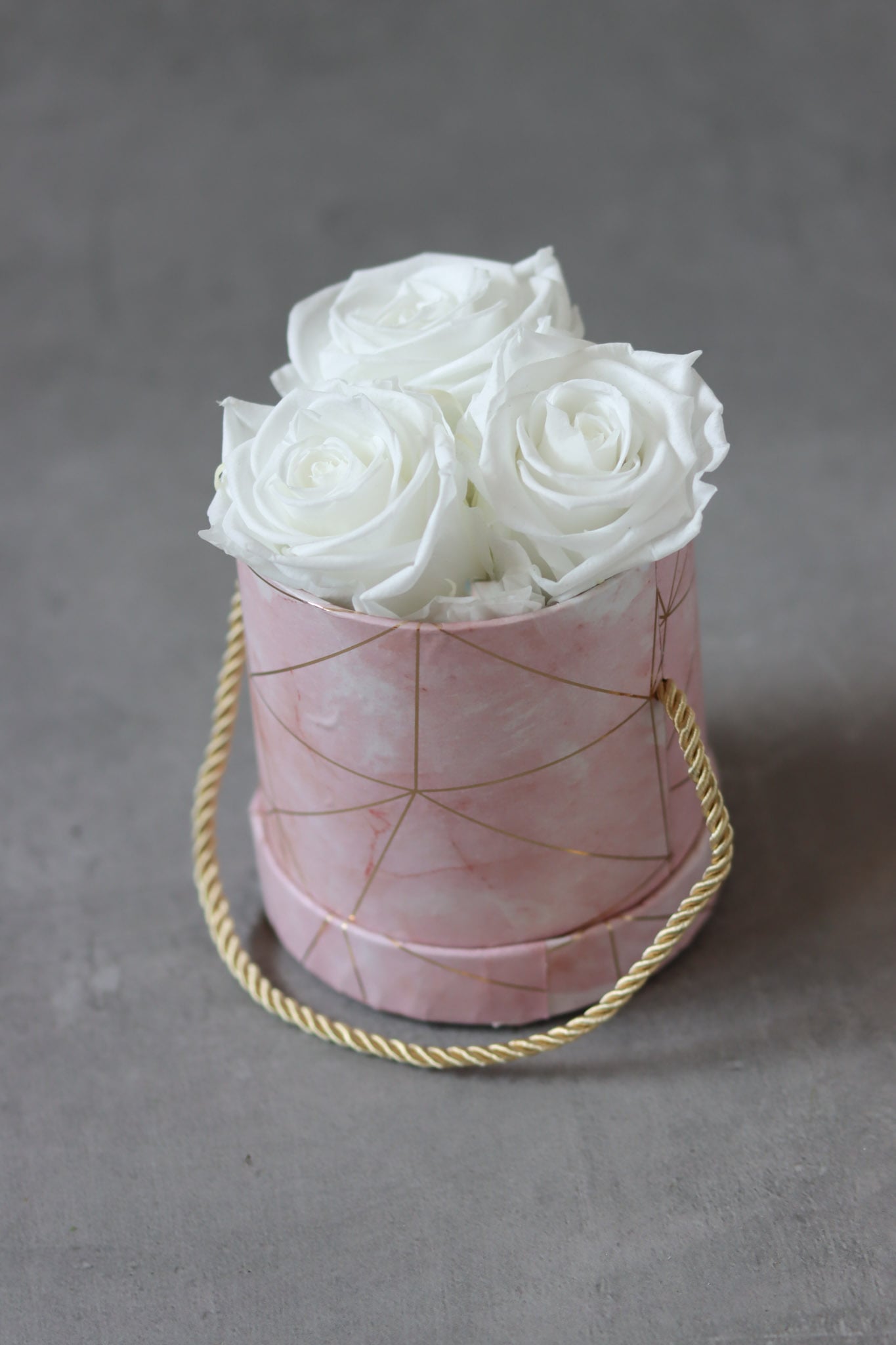 Rosenbox snowwhite whiteroses white Box Geschenkbox Valentinstag Valentinesday Infinityrose infinity rose roses Geschenkidee Freundin girlfriend Geburtstag Design personalisiert Personalisierung personalized Name Text Spruch quote Datum Gedicht traumhaft Kunst art elegant aesthetic rund rosa Marmor Marmorkollektion ewigerose girly longlive langlebig gold