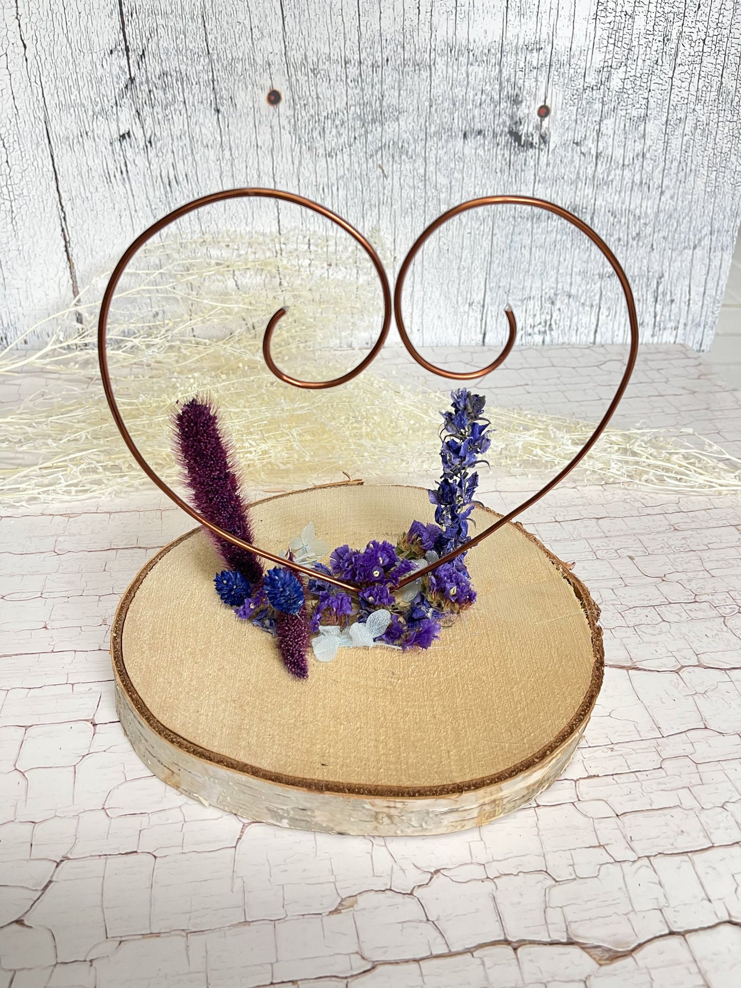 Ringhalter Herz heartshaped Herzform heart Wunsch wish Wunscherfüller Hochzeit wedding Brautpaar Ringträger Schmuckhalter Eheringe Hochzeitsringe Baumscheibe Holz Trockenblumen driedflowers decoration Deko homedeco handmade handgefertigt schönstertag Birke Holzscheibe lila lilac witchy wood nature Natur