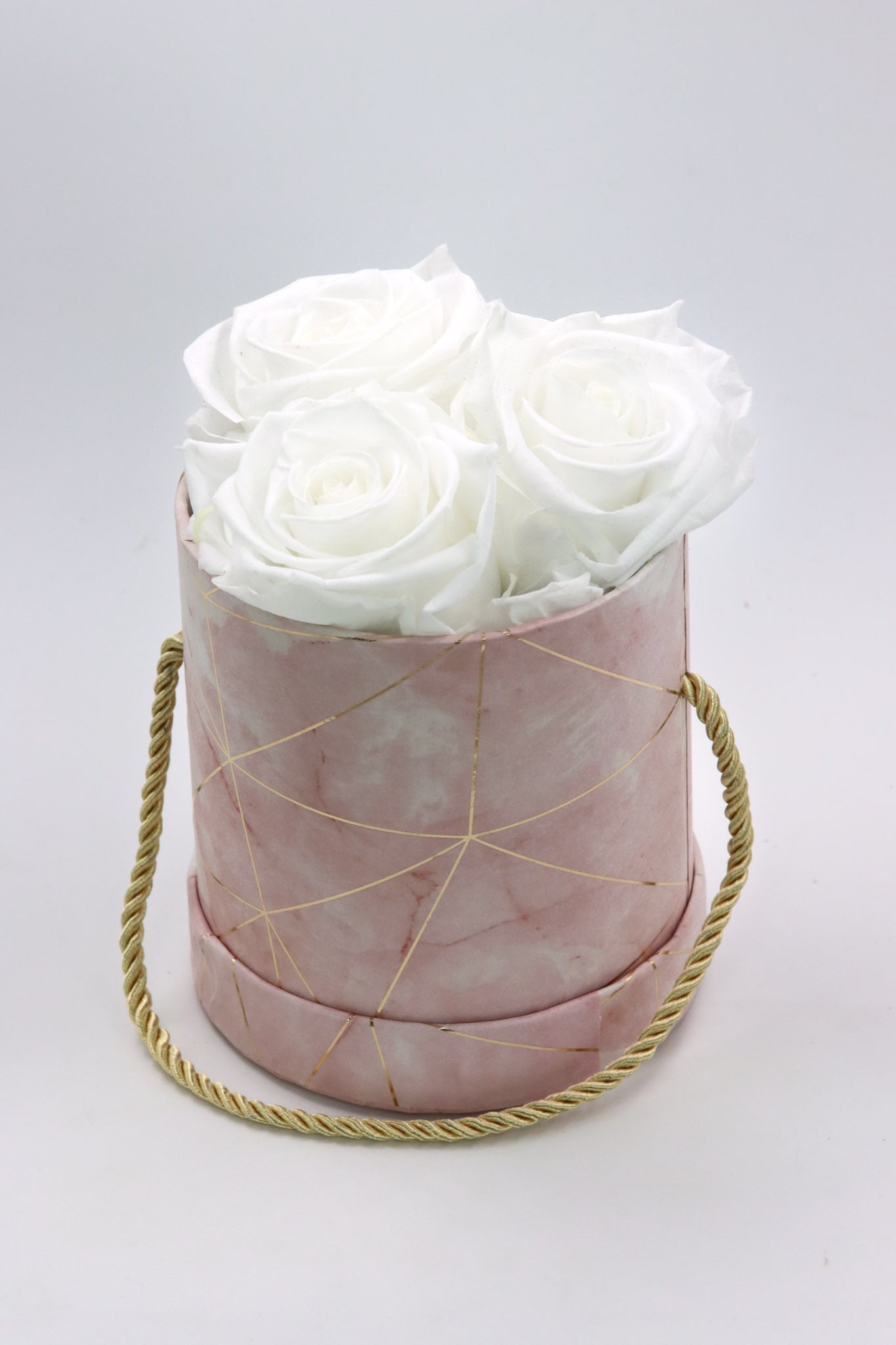 Rosenbox snowwhite whiteroses white Box Geschenkbox Valentinstag Valentinesday Infinityrose infinity rose roses Geschenkidee Freundin girlfriend Geburtstag Design personalisiert Personalisierung personalized Name Text Spruch quote Datum Gedicht traumhaft Kunst art elegant aesthetic rund rosa Marmor Marmorkollektion ewigerose girly longlive langlebig gold