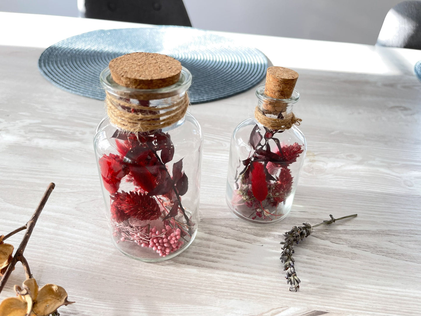 Glasflasche Glas Flasche Trockenblumen driedflowers Kork Naturgarn nature Natur fairy fairycore Fee homedeco decoration Deko handmade handgefertigt Geschenkidee rot winered red Tischdeko