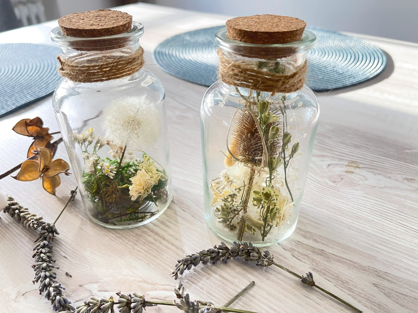 Glasflasche Glas Flasche Trockenblumen driedflowers Kork Naturgarn nature Natur fairy fairycore Fee homedeco decoration Deko handmade handgefertigt Geschenkidee Pusteblume Dandelion wildekarde creme white weiß Tischdeko