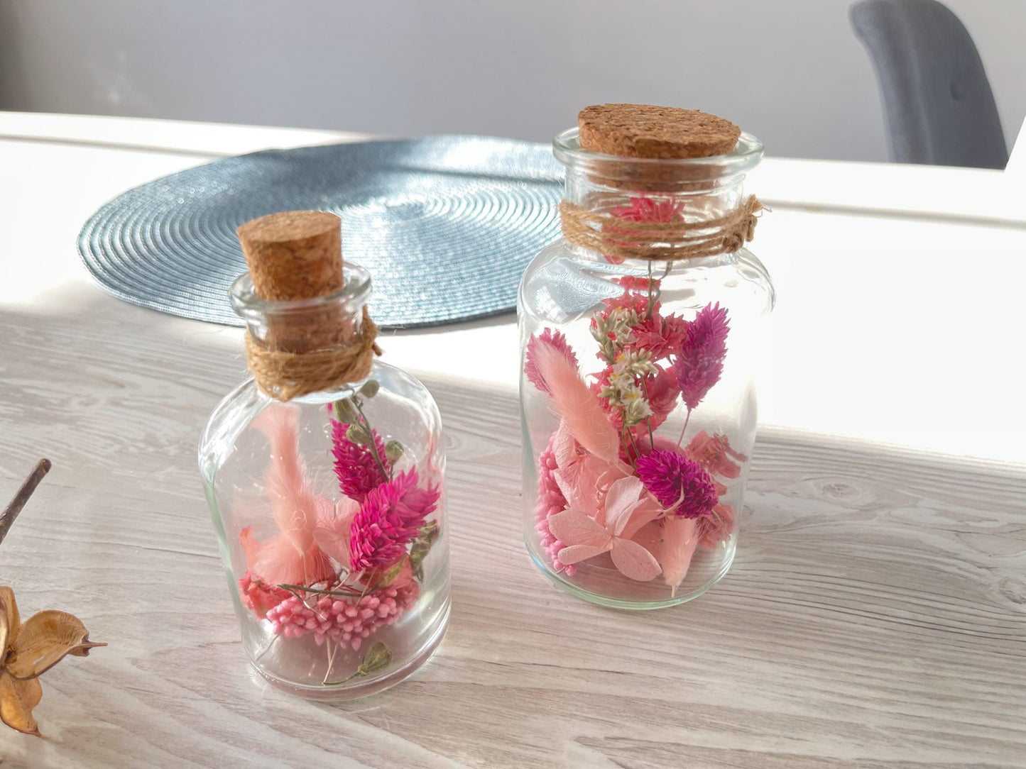 Glasflasche Glas Flasche Trockenblumen driedflowers Naturgarn nature Natur fairy fairycore Fee homedeco decoration Deko handmade handgefertigt Geschenkidee rosa pink girly Tischdeko Kerze candle Kork cosy pastell