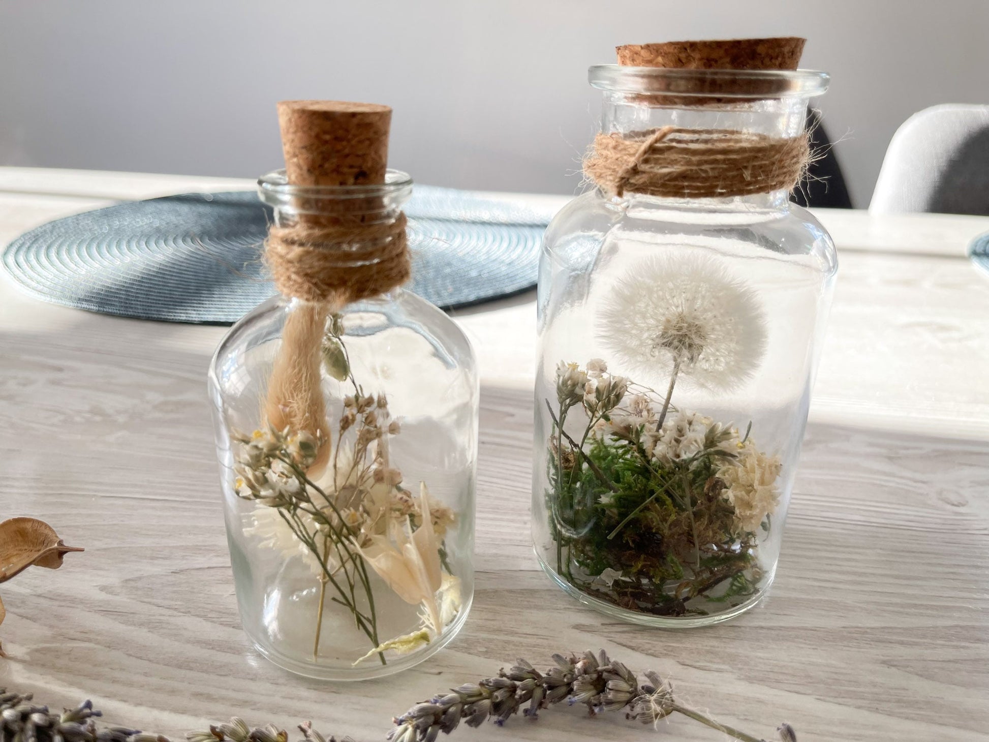 Glasflasche Glas Flasche Trockenblumen driedflowers Kork Naturgarn nature Natur fairy fairycore Fee homedeco decoration Deko handmade handgefertigt Geschenkidee Pusteblume Dandelion creme white weiß Tischdeko