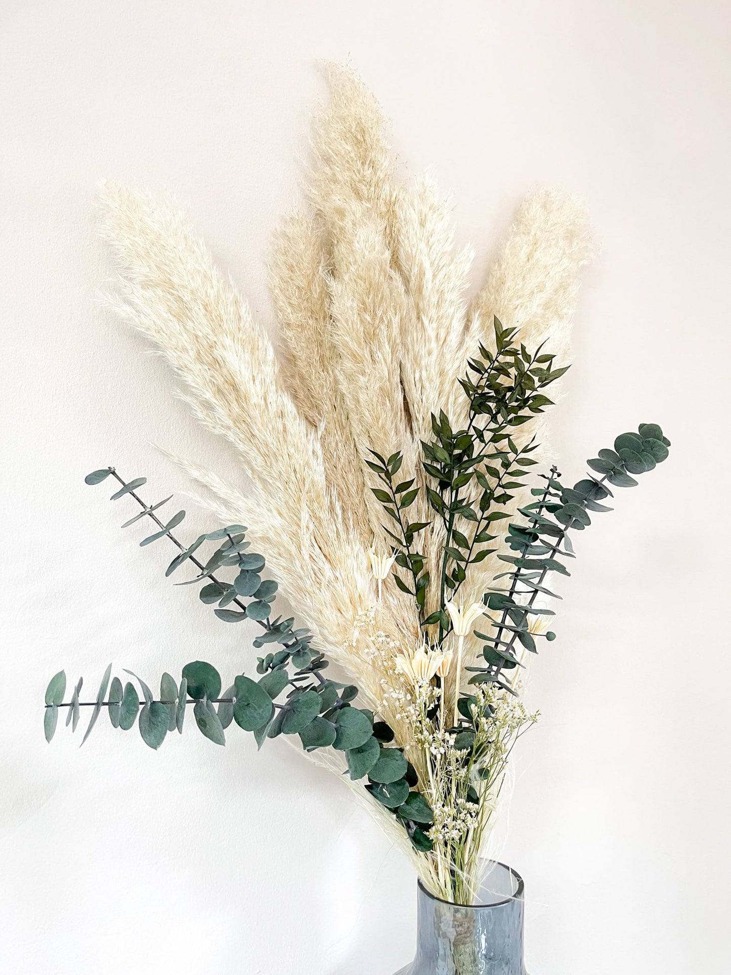 Trockenblumenstrauß Strauß Blumenstrauß Wohnung Eukalyptus Pampasgras Pampas Wildwiese Wohnzimmer gemütlich homedecor decoration Deko driedflowers Trockenblumen flowers handmade handgefertigt