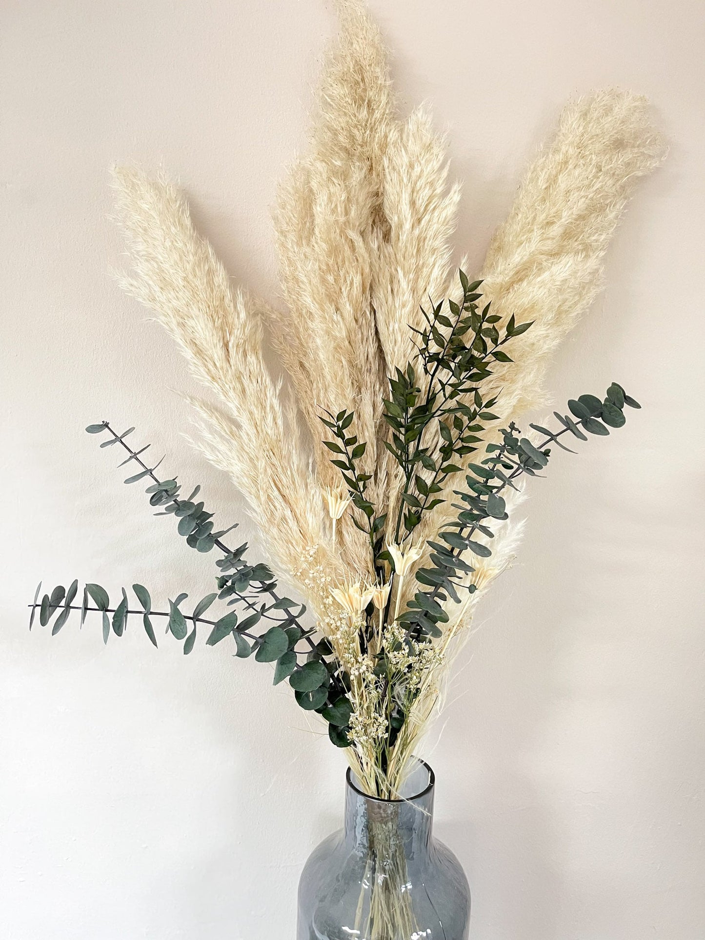 Trockenblumenstrauß Strauß Blumenstrauß Wohnung Eukalyptus Pampasgras Pampas Wildwiese Wohnzimmer gemütlich homedecor decoration Deko driedflowers Trockenblumen flowers handmade handgefertigt