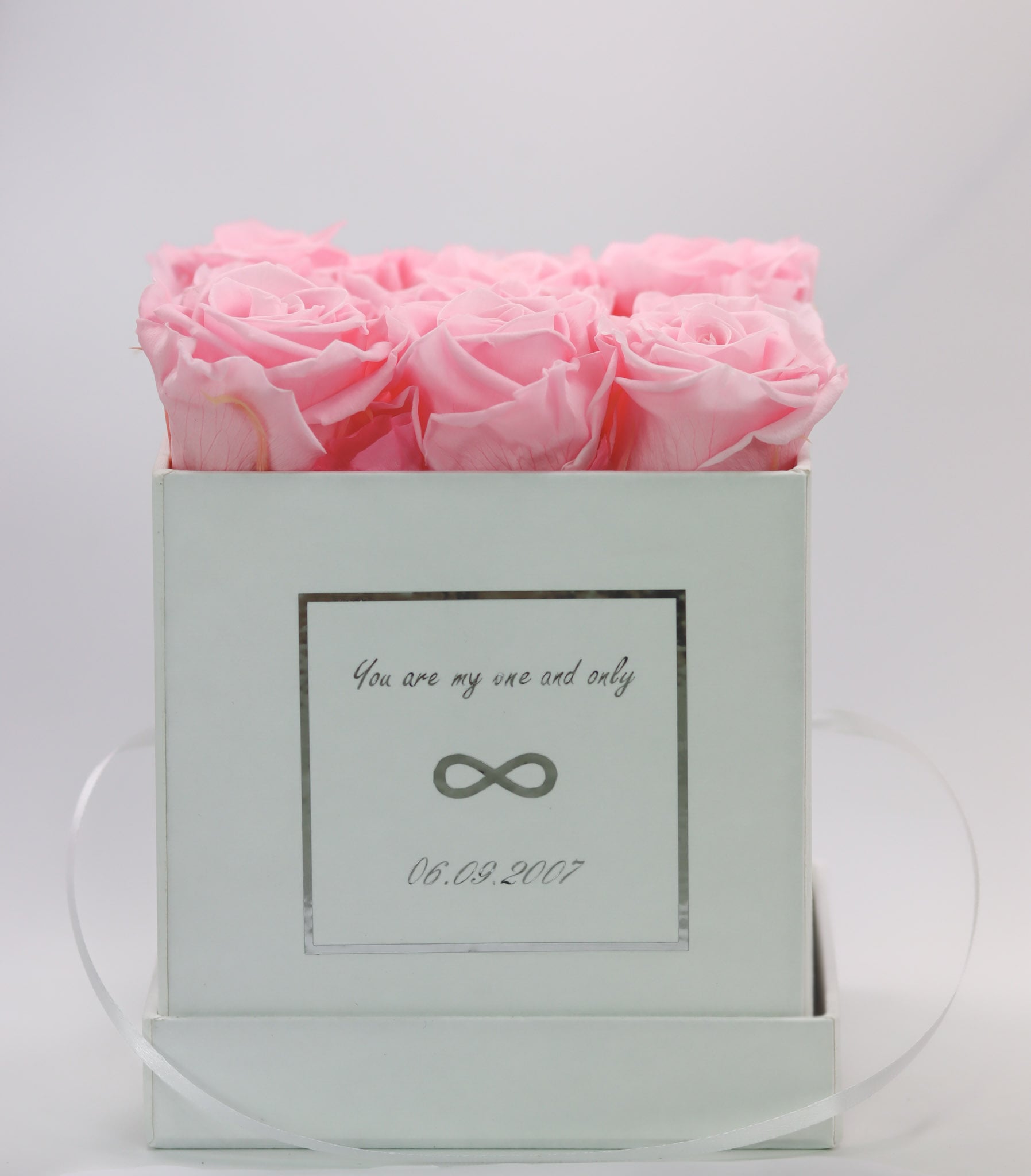 Rosenbox rosa Myoneandonly Box Geschenkbox Valentinstag Valentinesday Infinityrose infinity rose roses Geschenkidee Freundin girlfriend Geburtstag Design personalisiert Personalisierung personalized Name Text Spruch quote Datum Gedicht traumhaft Kunst art elegant aesthetic viereckig weiß ewigerose girly longlive langlebig