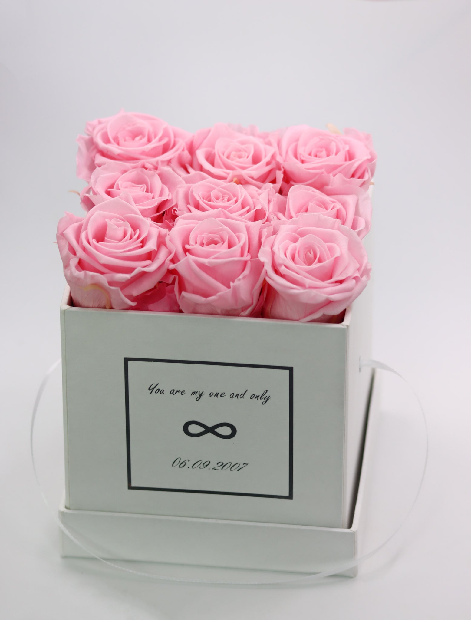 Rosenbox rosa Myoneandonly Box Geschenkbox Valentinstag Valentinesday Infinityrose infinity rose roses Geschenkidee Freundin girlfriend Geburtstag Design personalisiert Personalisierung personalized Name Text Spruch quote Datum Gedicht traumhaft Kunst art elegant aesthetic viereckig weiß ewigerose girly longlive langlebig