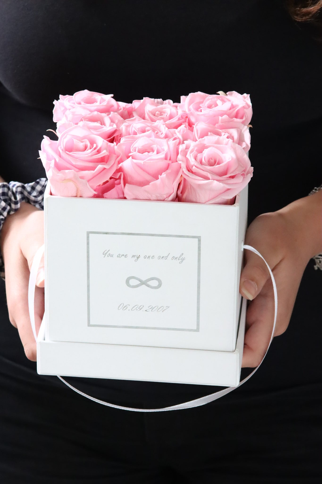 Rosenbox rosa Myoneandonly Box Geschenkbox Valentinstag Valentinesday Infinityrose infinity rose roses Geschenkidee Freundin girlfriend Geburtstag Design personalisiert Personalisierung personalized Name Text Spruch quote Datum Gedicht traumhaft Kunst art elegant aesthetic viereckig weiß ewigerose girly longlive langlebig