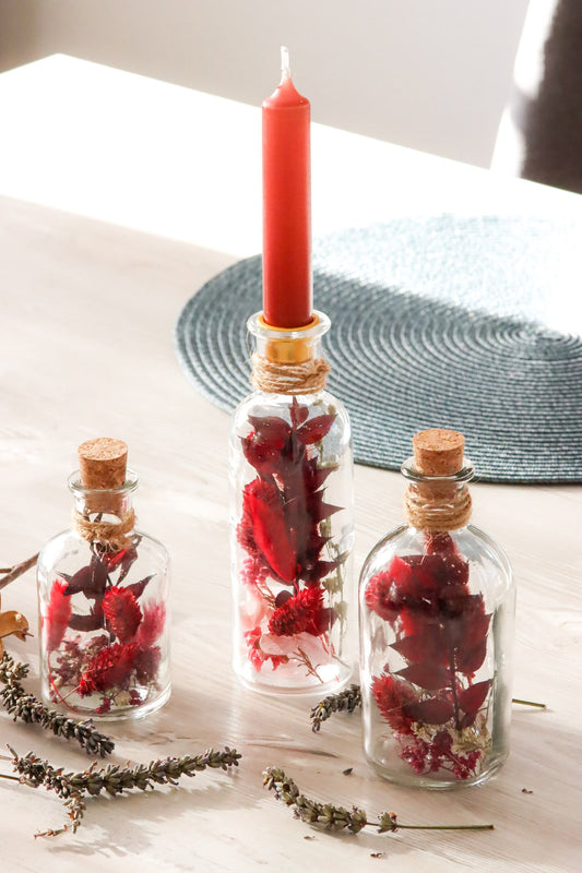 Glasflasche Glas Flasche Trockenblumen driedflowers Naturgarn nature Natur fairy fairycore Fee homedeco decoration Deko handmade handgefertigt Geschenkidee rot red winered Tischdeko Kerze candle Kork cosy pastell 