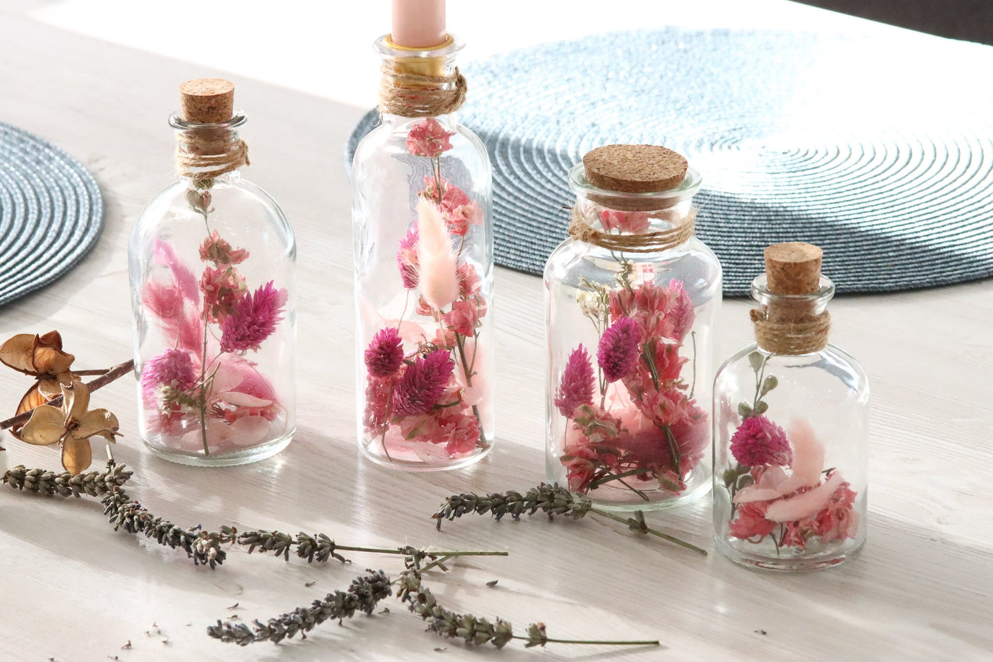 Glasflasche Glas Flasche Trockenblumen driedflowers Naturgarn nature Natur fairy fairycore Fee homedeco decoration Deko handmade handgefertigt Geschenkidee rosa pink girly Tischdeko Kerze candle Kork cosy pastell