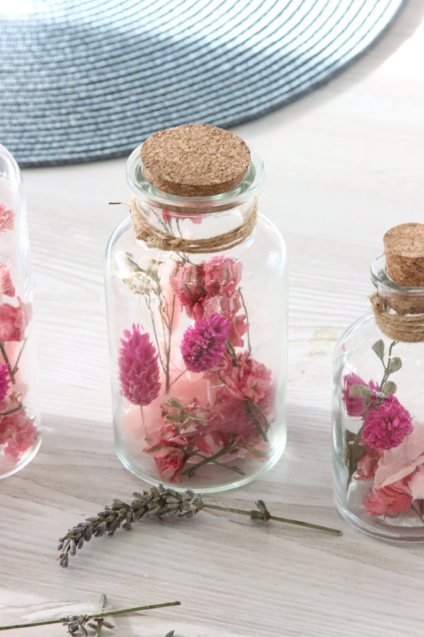 Glasflasche Glas Flasche Trockenblumen driedflowers Naturgarn nature Natur fairy fairycore Fee homedeco decoration Deko handmade handgefertigt Geschenkidee rosa pink girly Tischdeko Kerze candle Kork cosy pastell