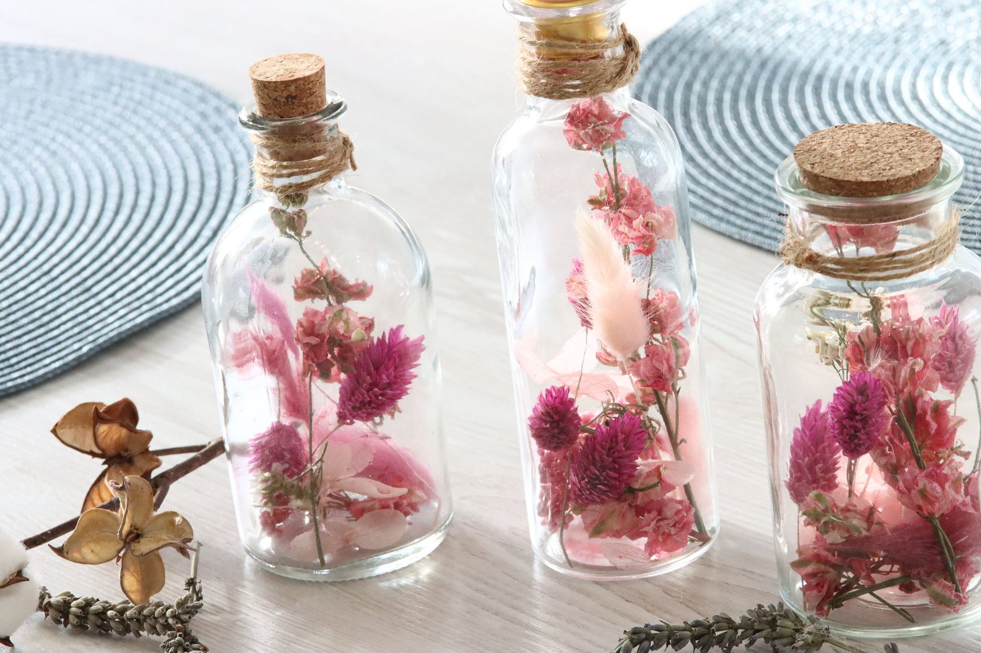 Glasflasche Glas Flasche Trockenblumen driedflowers Naturgarn nature Natur fairy fairycore Fee homedeco decoration Deko handmade handgefertigt Geschenkidee rosa pink girly Tischdeko Kerze candle Kork cosy pastell