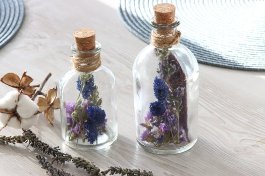 Glasflasche Glas Flasche Trockenblumen driedflowers Kork Naturgarn nature Natur fairy fairycore Fee homedeco decoration Deko handmade handgefertigt Geschenkidee Azur blau lila