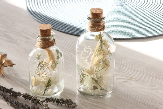 Glasflasche Glas Flasche Trockenblumen driedflowers Kork Naturgarn nature Natur fairy fairycore Fee homedeco decoration Deko handmade handgefertigt Geschenkidee creme weiß white wedding Hochzeit Tischdeko