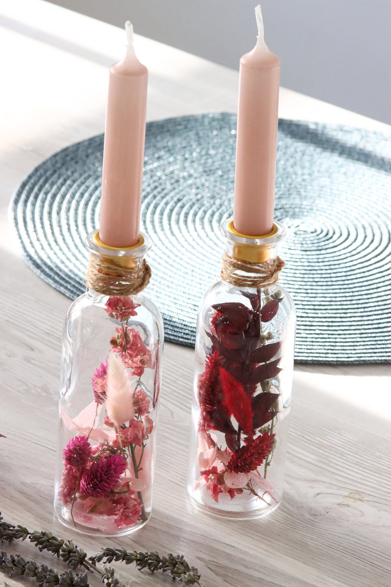 Glasflasche Glas Flasche Trockenblumen driedflowers Naturgarn nature Natur fairy fairycore Fee homedeco decoration Deko handmade handgefertigt Geschenkidee rosa pink red rot winered Tischdeko Kerze candle cosy pastell