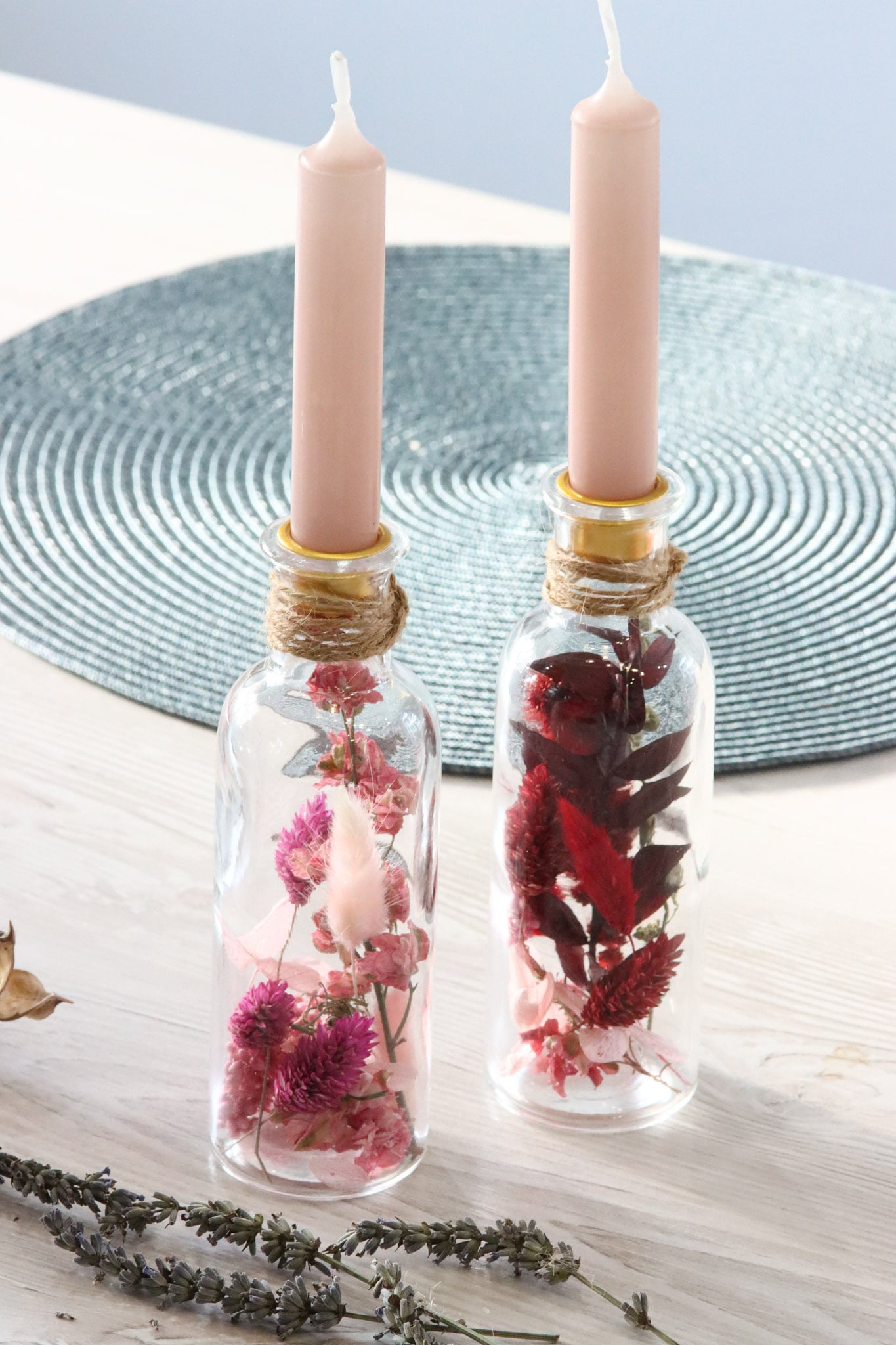 Glasflasche Glas Flasche Trockenblumen driedflowers Naturgarn nature Natur fairy fairycore Fee homedeco decoration Deko handmade handgefertigt Geschenkidee rosa pink red rot winered Tischdeko Kerze candle cosy pastell