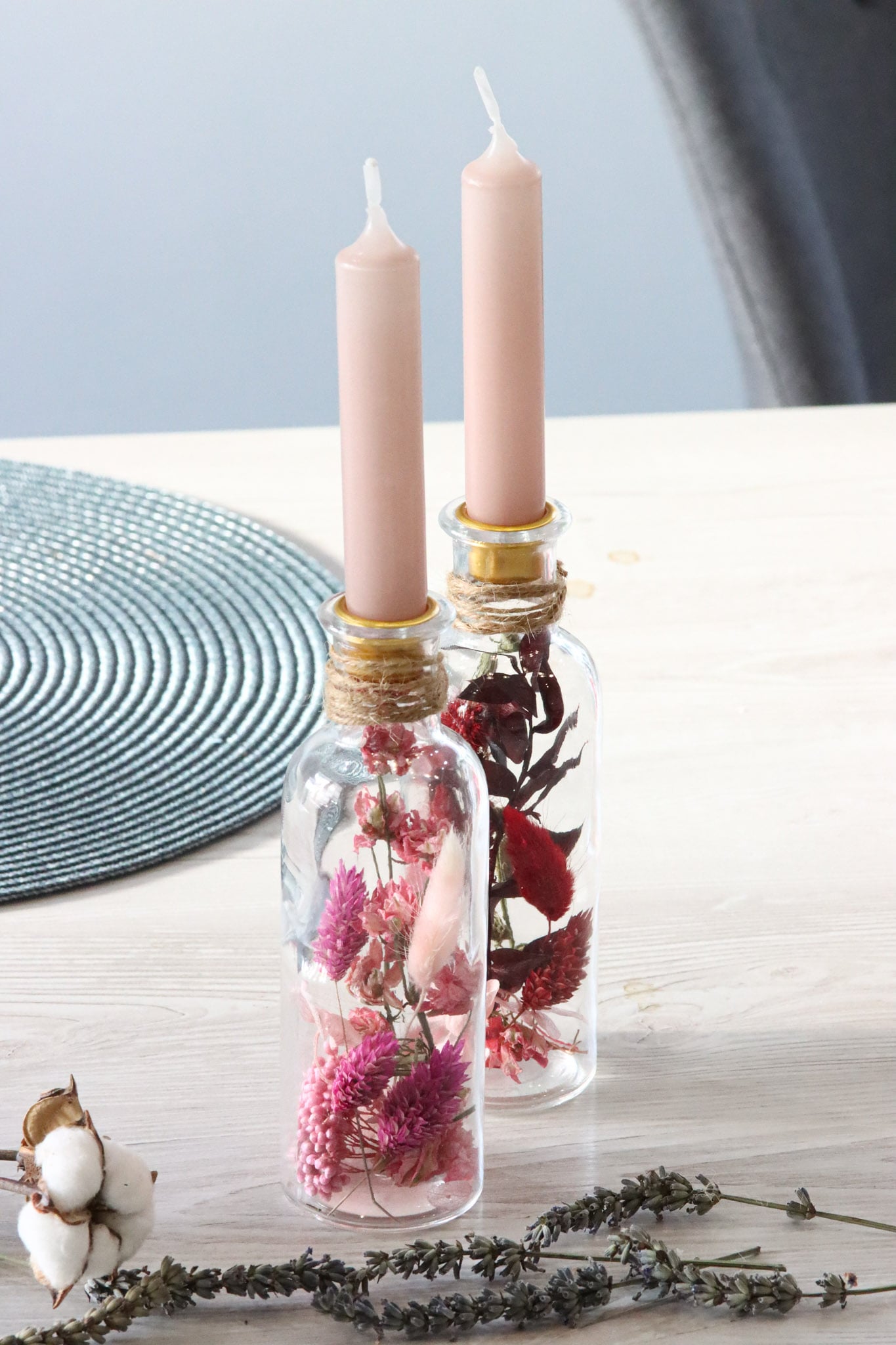 Glasflasche Glas Flasche Trockenblumen driedflowers Naturgarn nature Natur fairy fairycore Fee homedeco decoration Deko handmade handgefertigt Geschenkidee rosa pink red rot winered Tischdeko Kerze candle cosy pastell