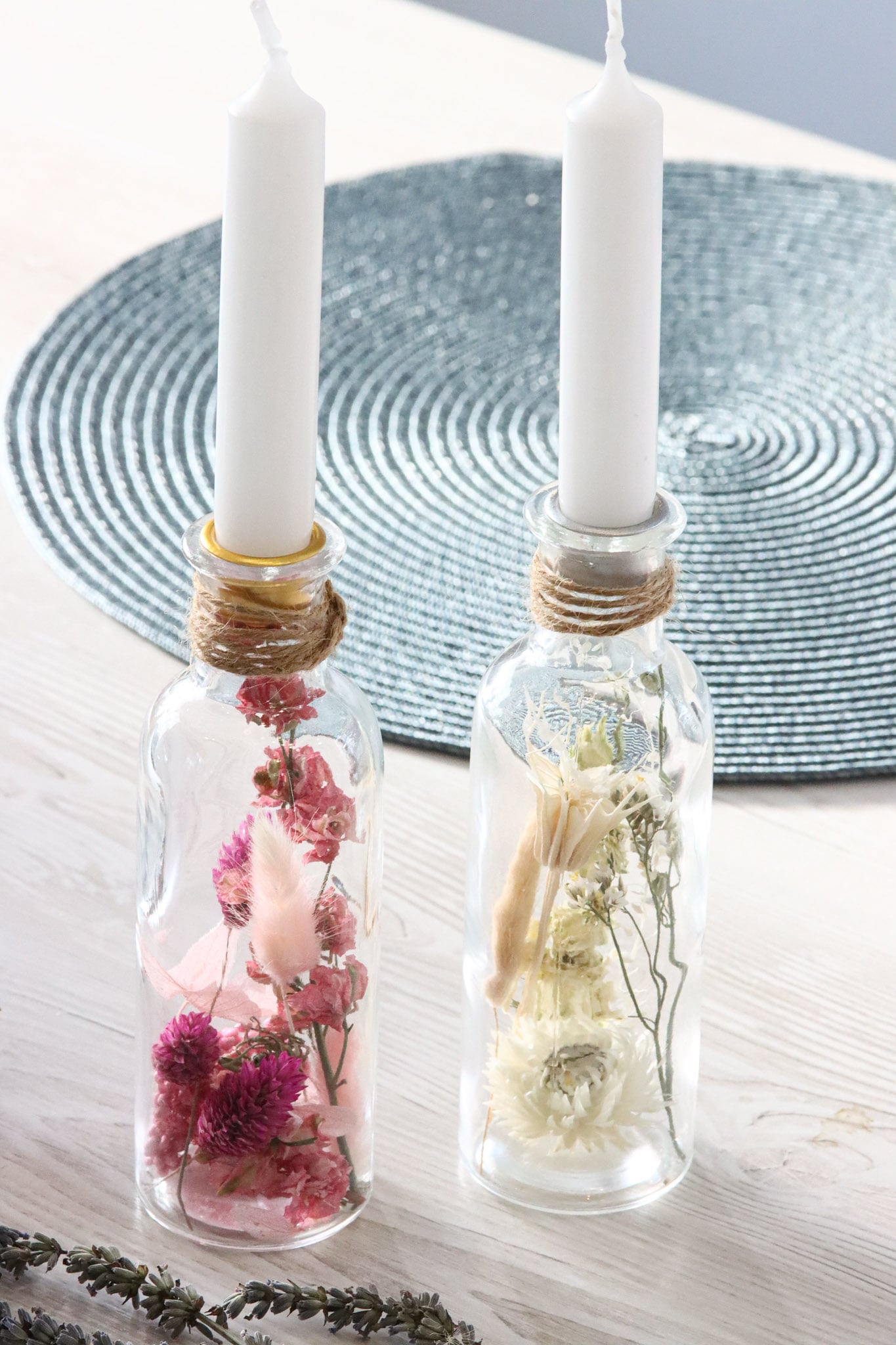 Glasflasche Glas Flasche Trockenblumen driedflowers Naturgarn nature Natur fairy fairycore Fee homedeco decoration Deko handmade handgefertigt Geschenkidee rosa pink white weiß creme Tischdeko Kerze candle cosy pastell