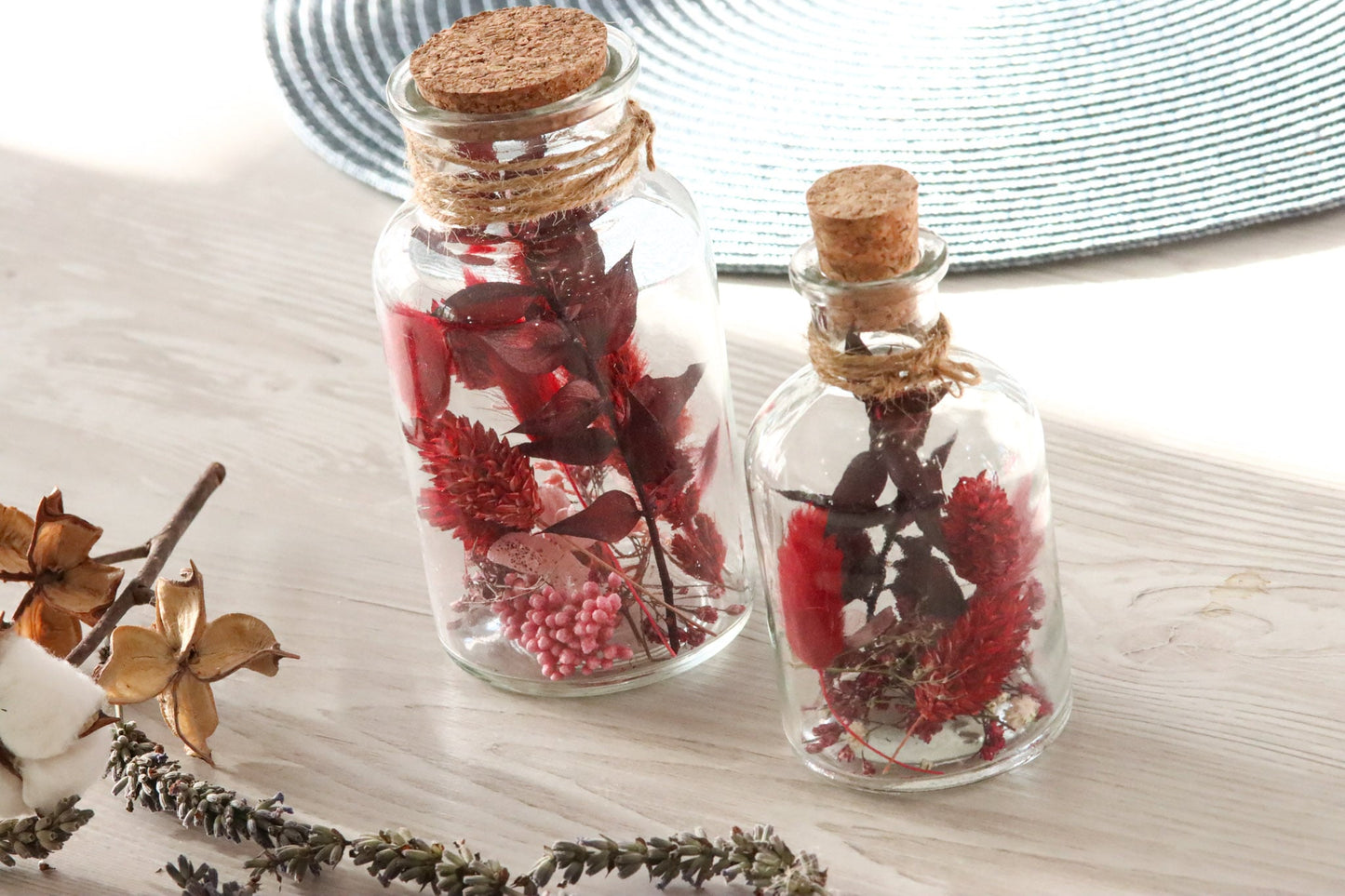 Glasflasche Glas Flasche Trockenblumen driedflowers Kork Naturgarn nature Natur fairy fairycore Fee homedeco decoration Deko handmade handgefertigt Geschenkidee rot winered red Tischdeko